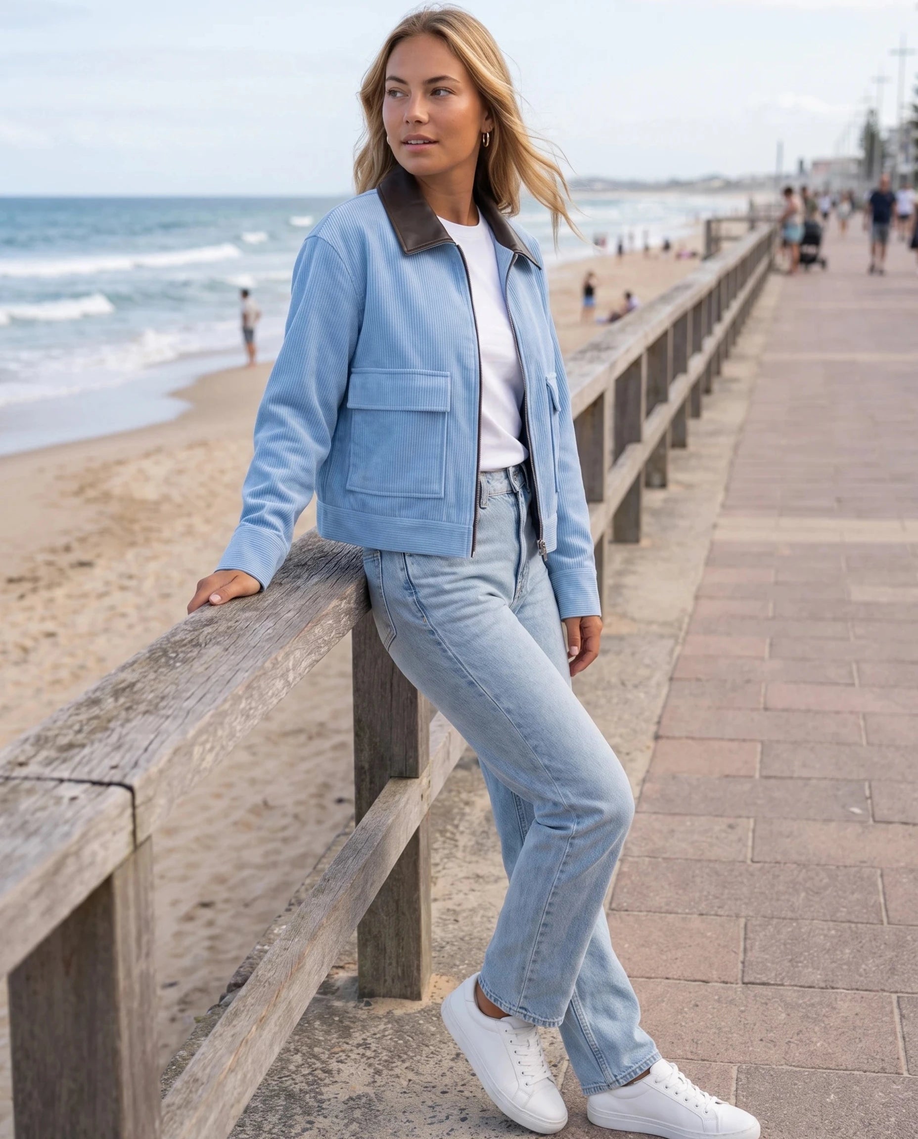 Veste en velours côtelé bleu ciel Célie, portée sur une promenade en bord de mer
