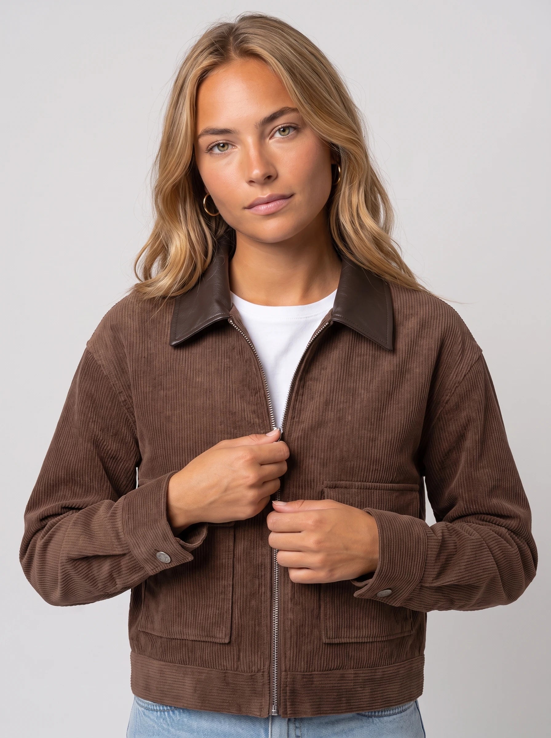 Veste courte zippée en velours côtelé chocolat Célie, plan rapproché en studio