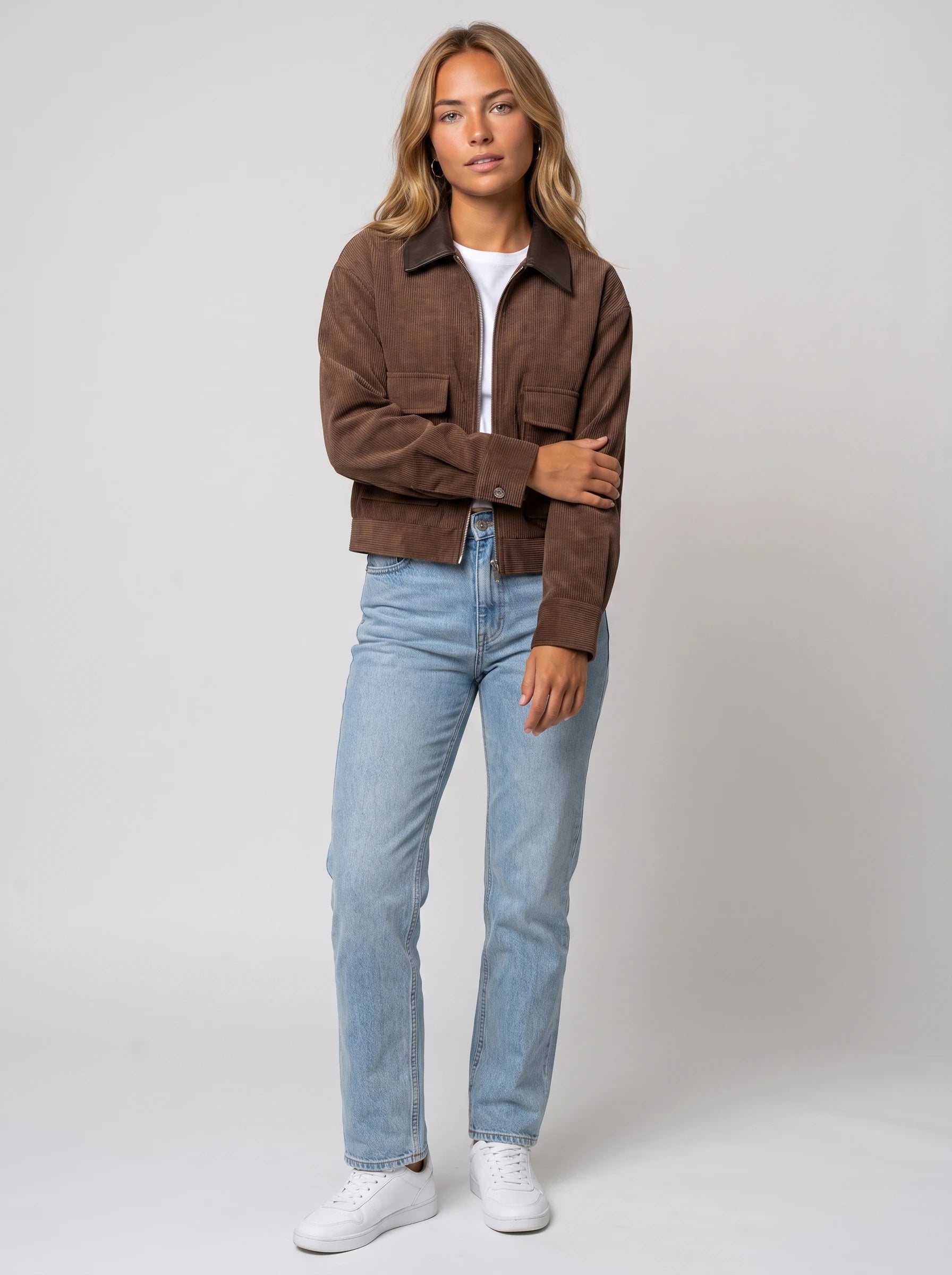 Veste courte zippée en velours côtelé chocolat Célie, vue de face en studio