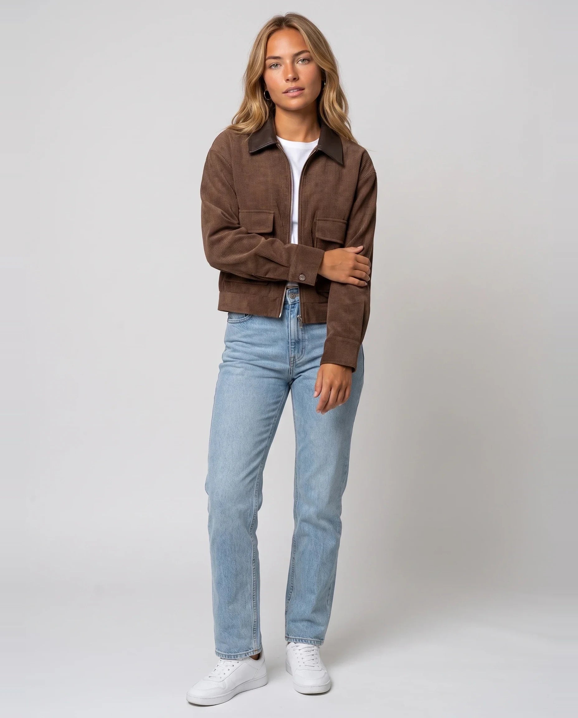 Veste courte zippée en velours côtelé chocolat Célie, vue de face en studio