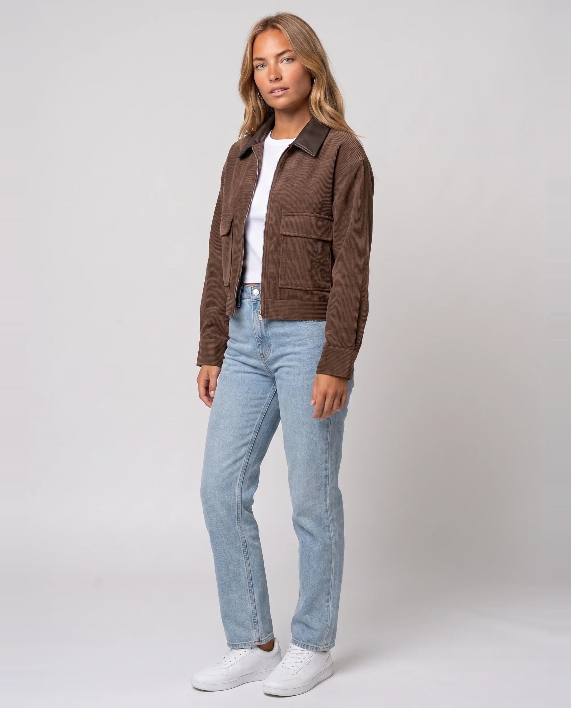 Veste courte zippée en velours côtelé chocolat Célie, vue de trois quarts en studio