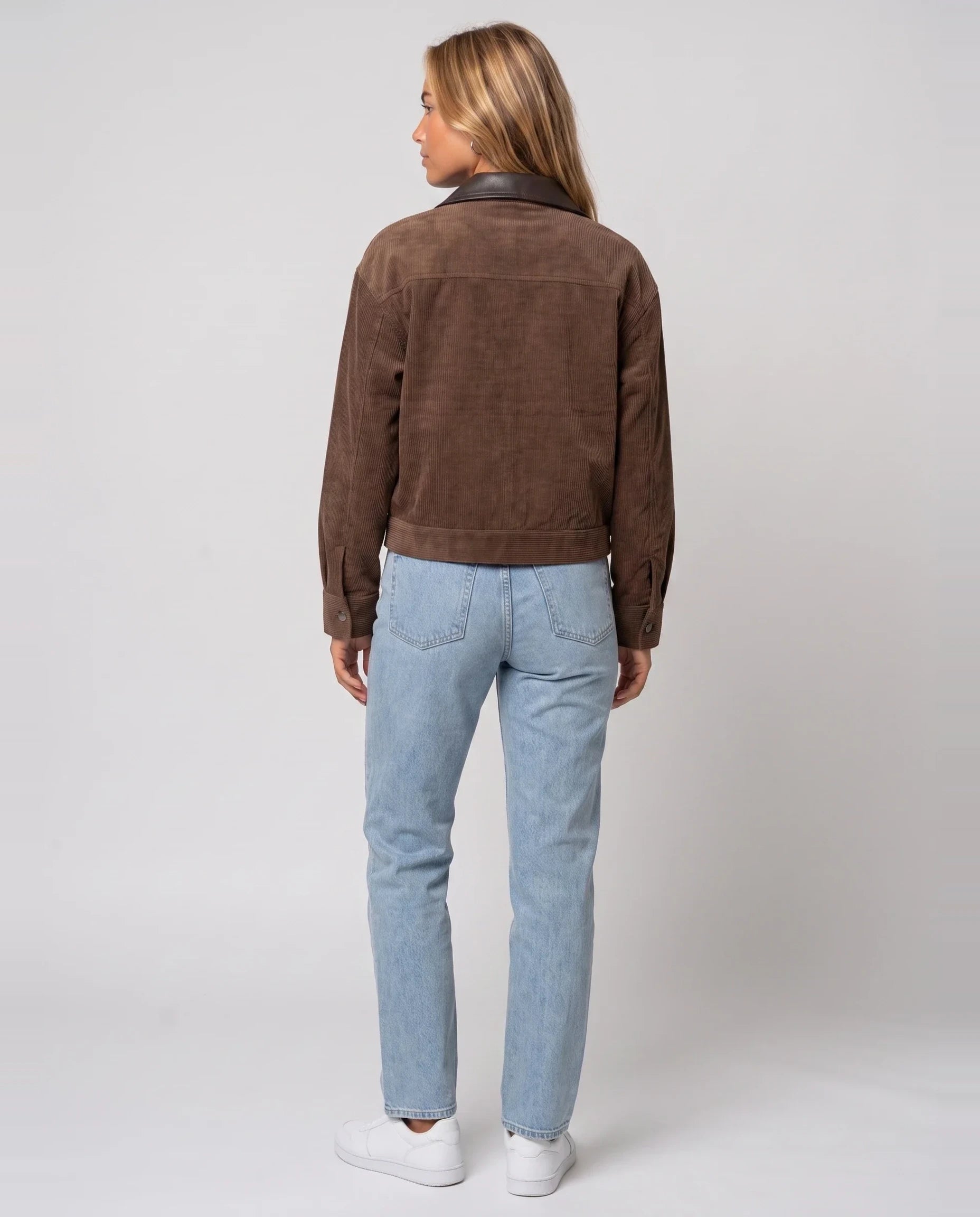 Veste courte zippée en velours côtelé chocolat Célie, vue de dos en studio