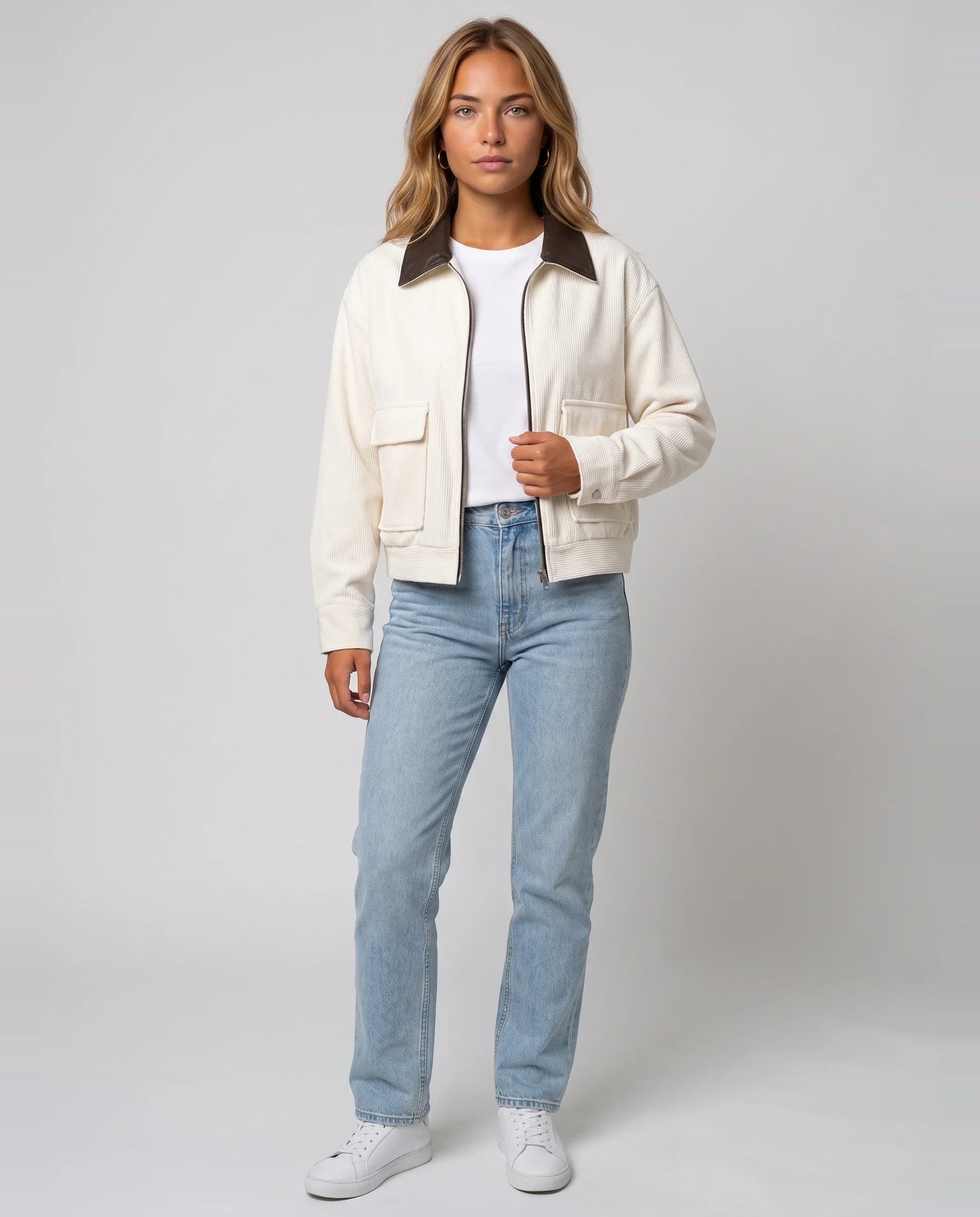 Veste courte zippée en velours côtelé écru Célie, vue de face en studio