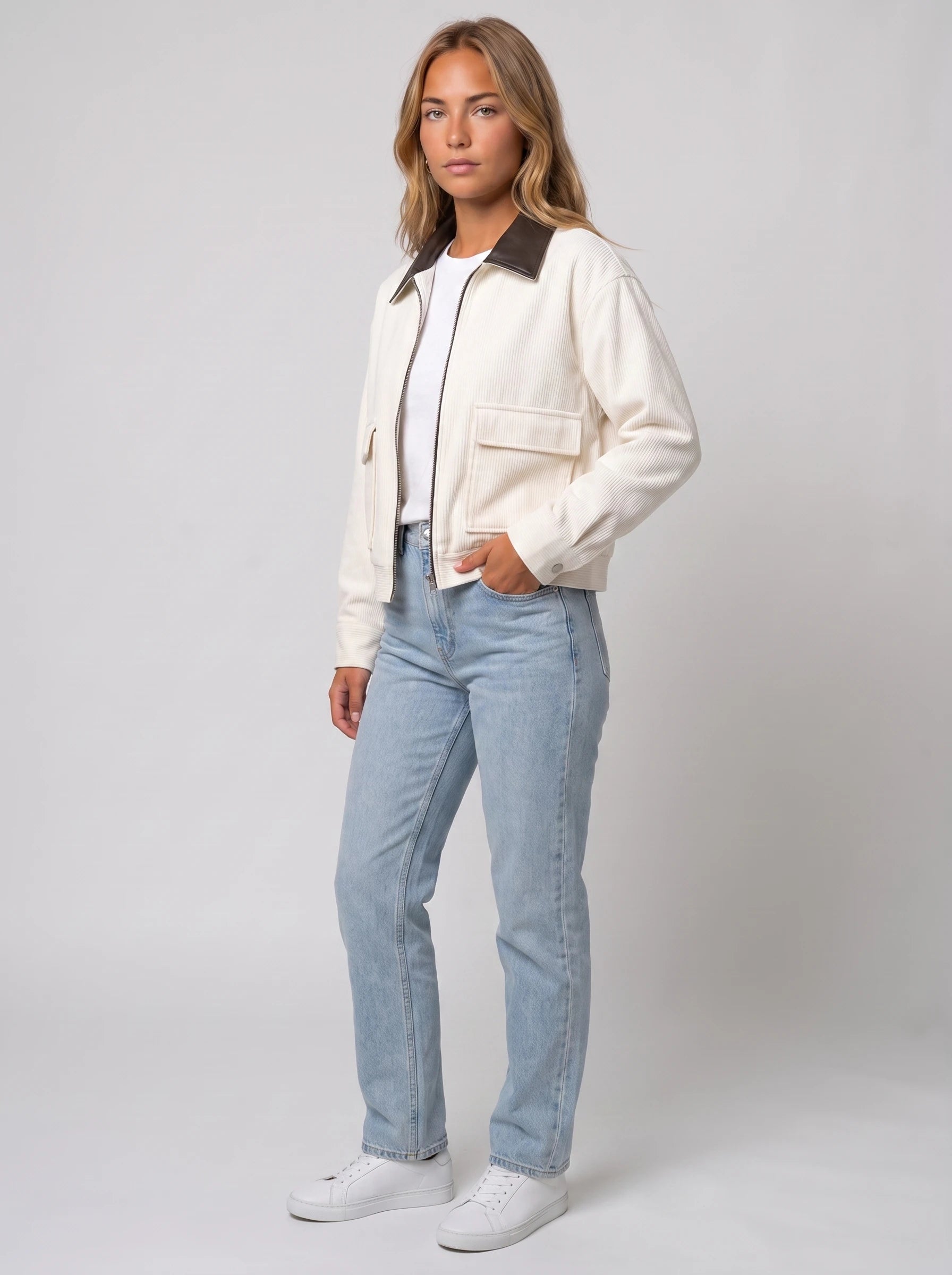 Veste courte zippée en velours côtelé écru Célie, vue de trois quarts en studio