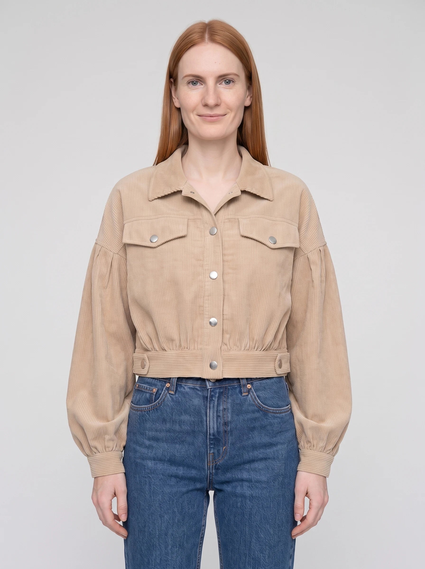 Veste courte en velours côtelé beige Yvette, plan rapproché en studio