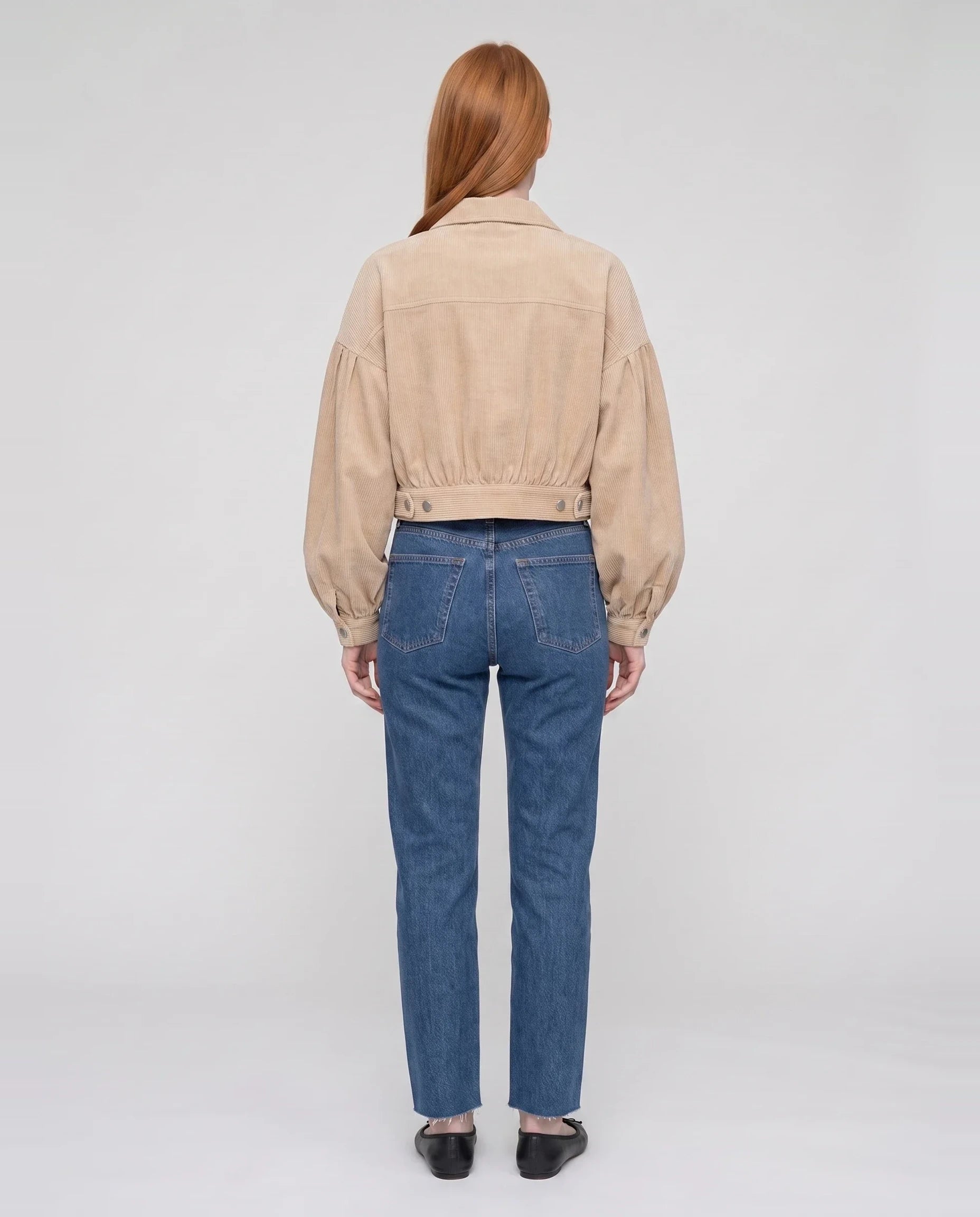 Veste courte en velours côtelé beige Yvette, vue de dos en studio