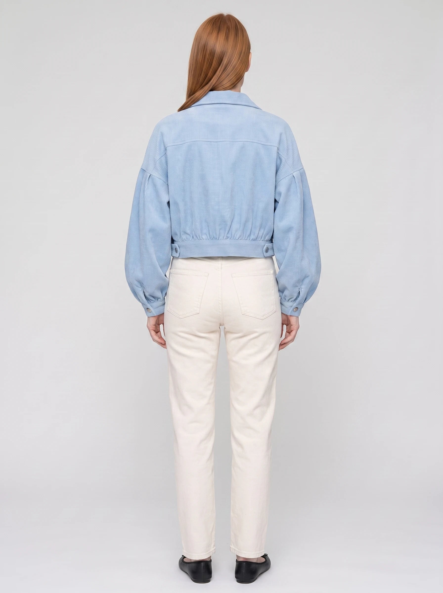 Veste courte en velours côtelé bleu ciel Yvette, vue de dos en studio