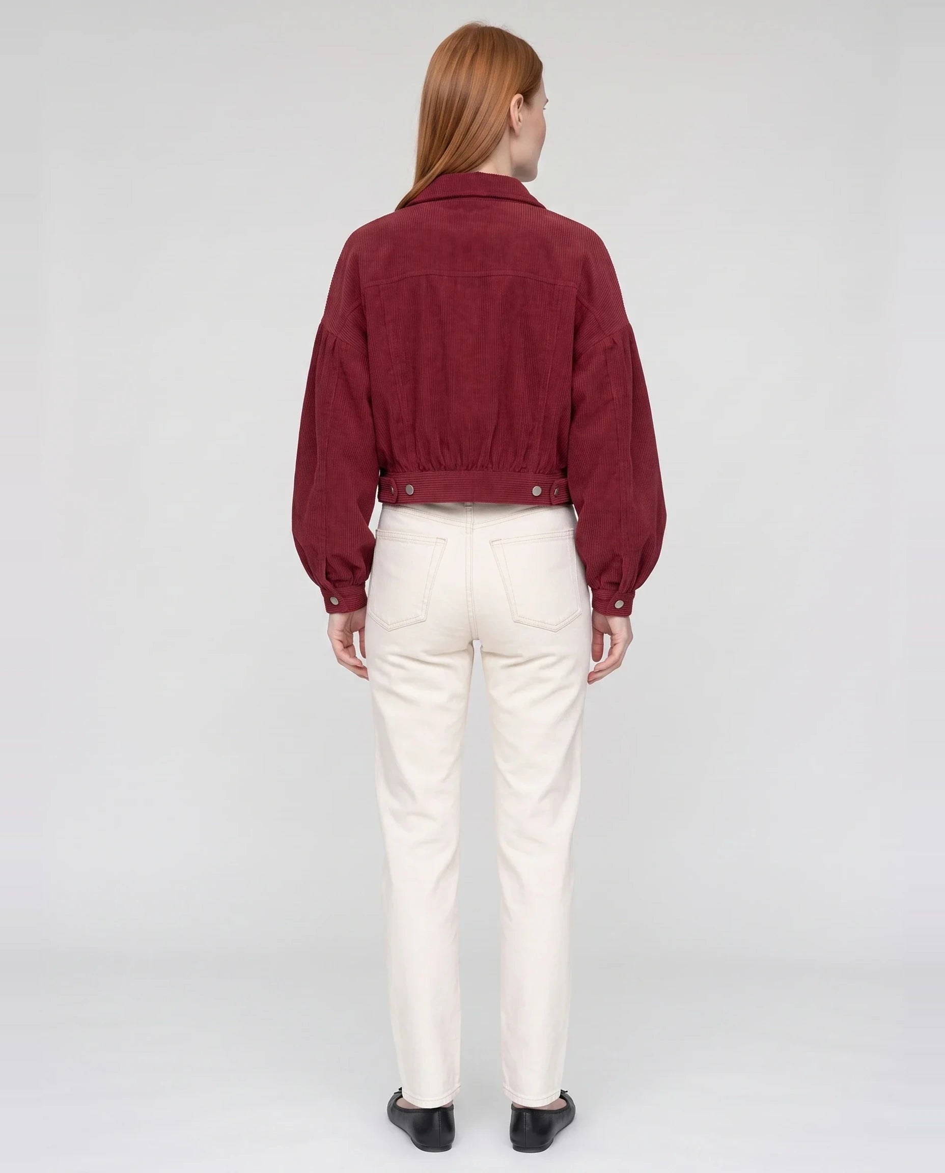 Veste courte en velours côtelé bordeaux Yvette, vue de dos en studio