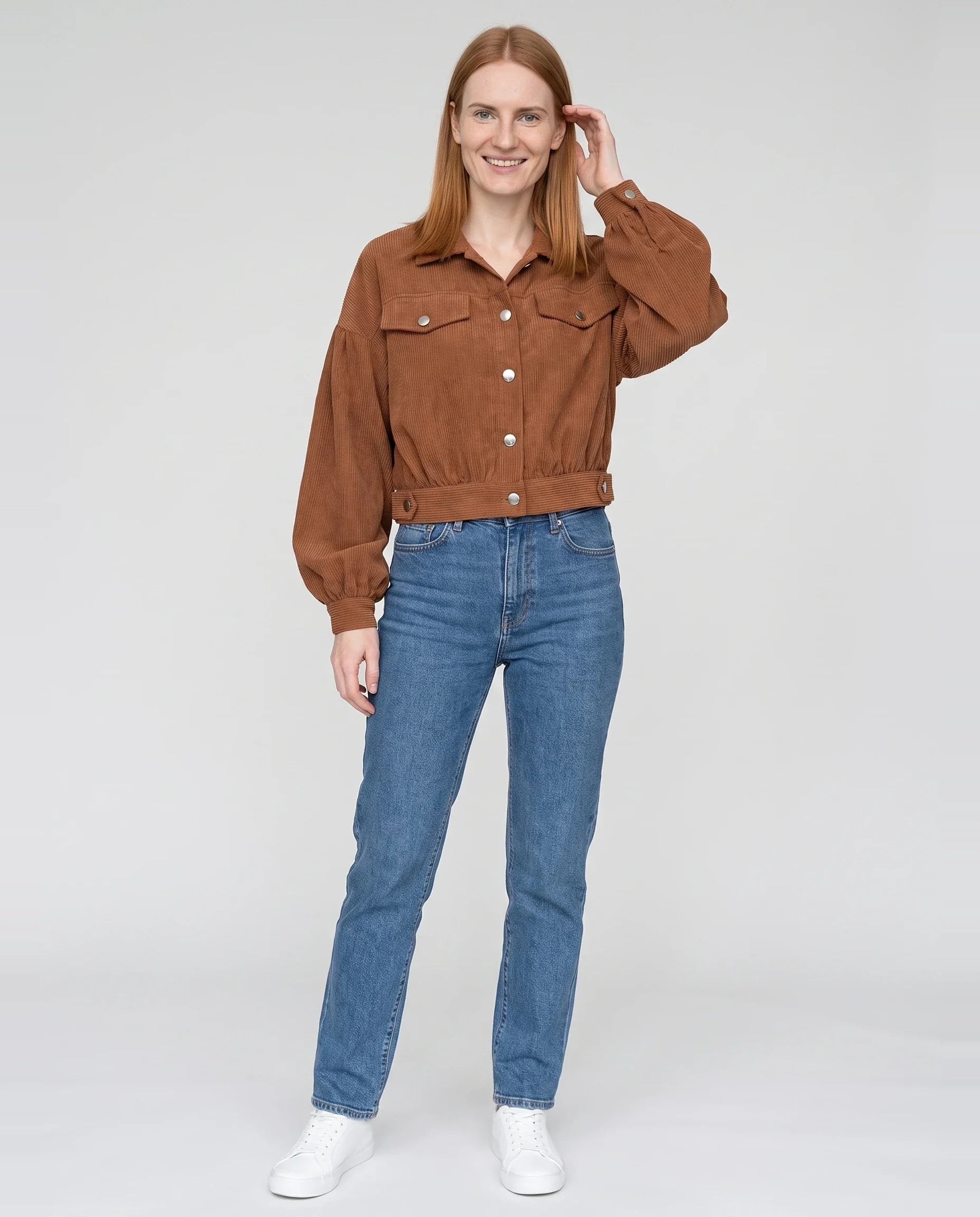 Veste courte en velours côtelé cannelle Yvette, vue de face en studio