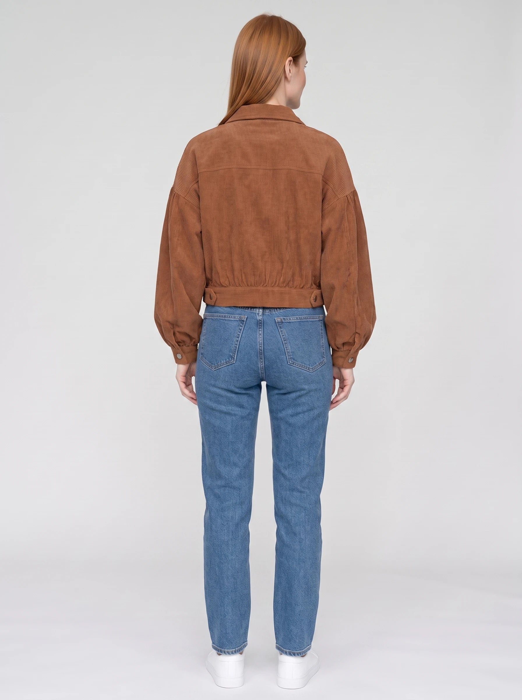 Veste courte en velours côtelé cannelle Yvette, vue de dos en studio
