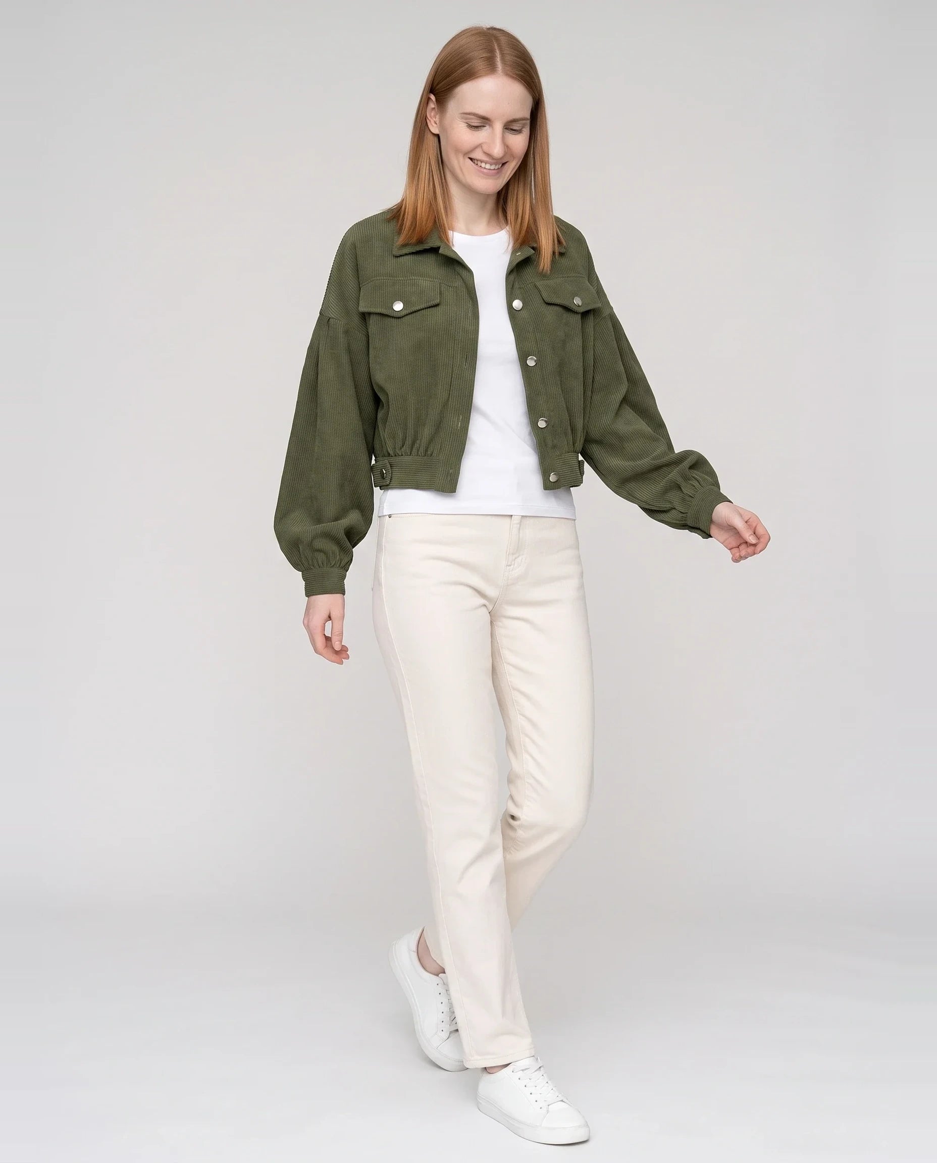 Veste courte en velours côtelé vert armée Yvette, vue de face en studio