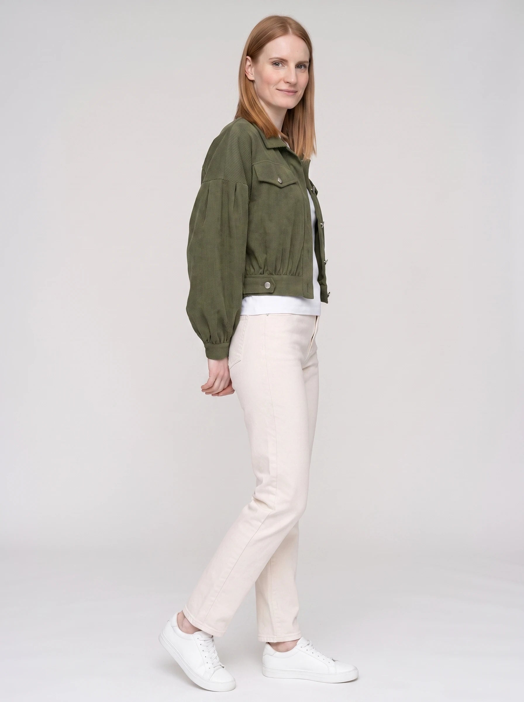 Veste courte en velours côtelé vert armée Yvette, vue de trois quarts en studio