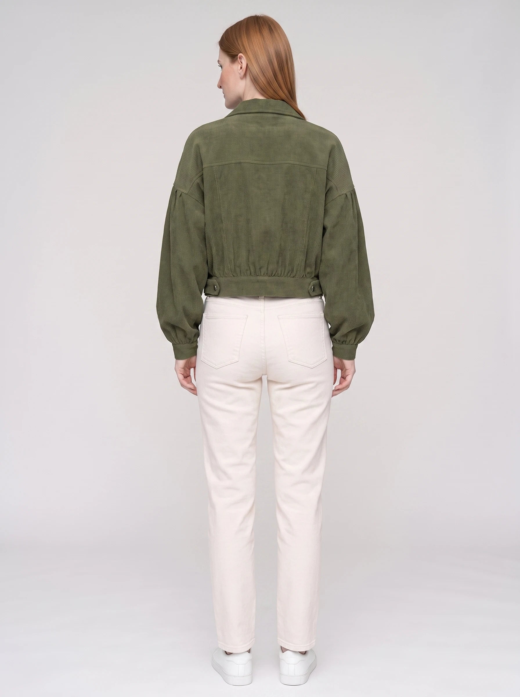 Veste courte en velours côtelé vert armée Yvette, vue de dos en studio