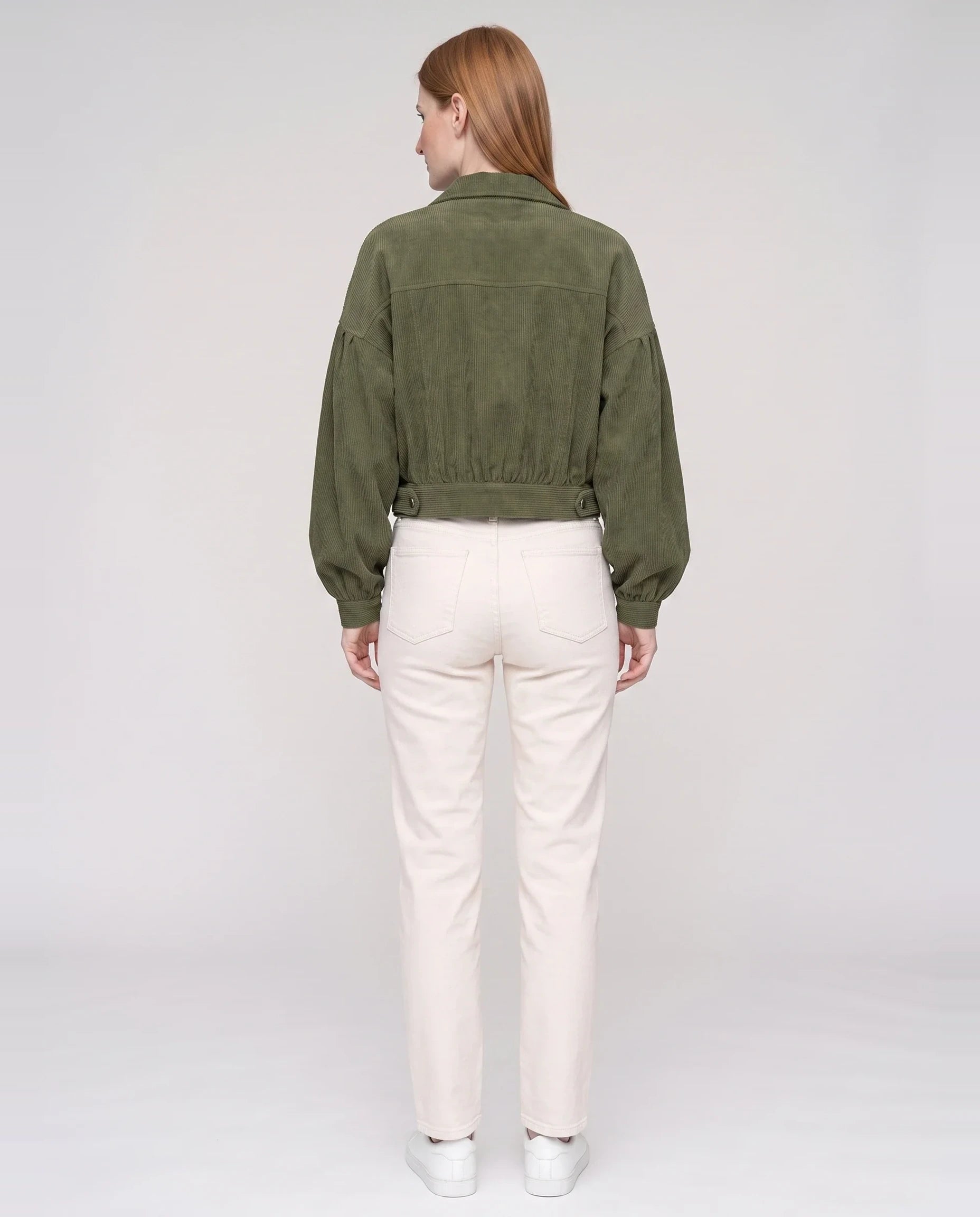 Veste courte en velours côtelé vert armée Yvette, vue de dos en studio