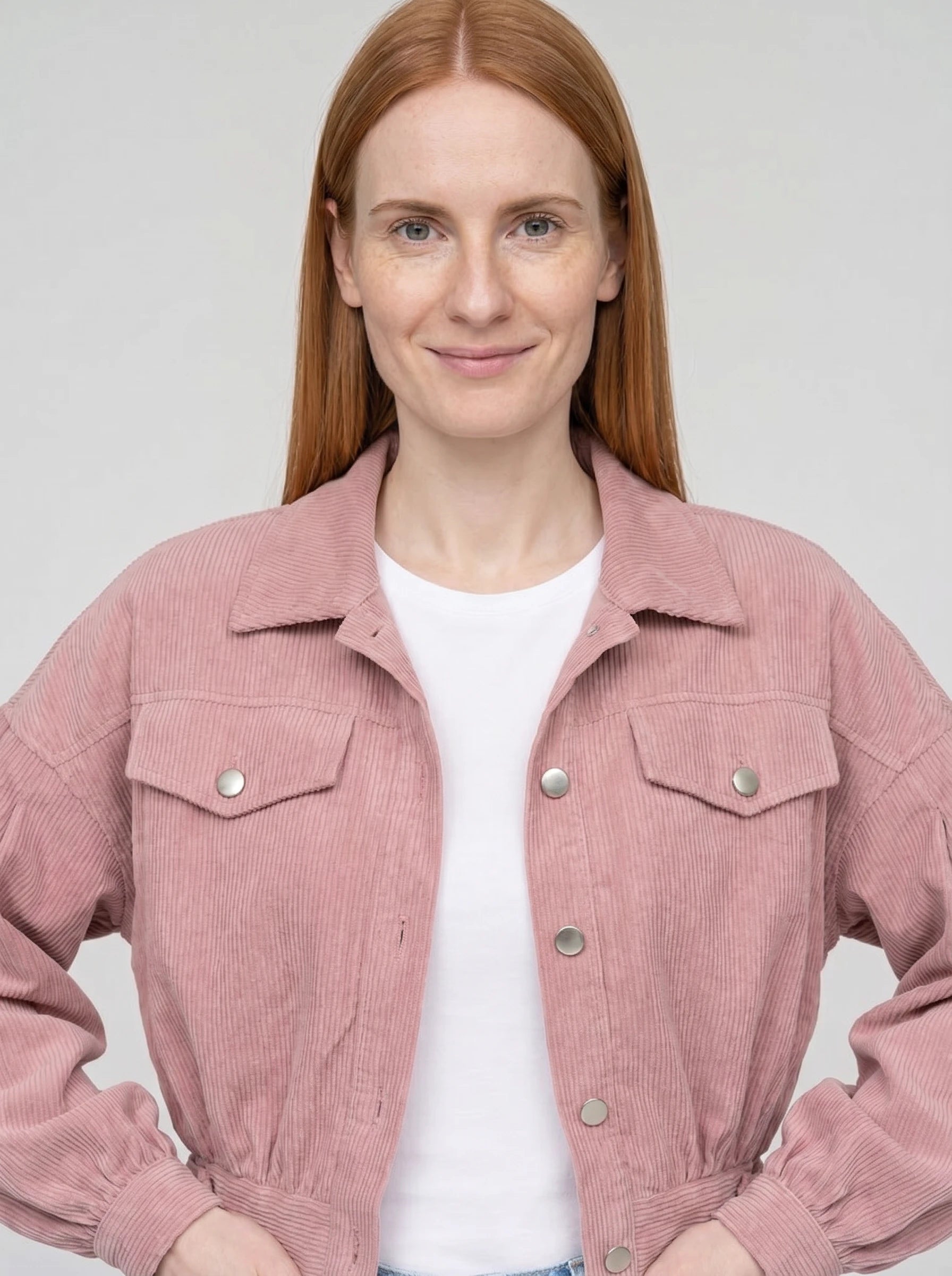 Veste courte en velours côtelé vieux rose Yvette, plan rapproché en studio