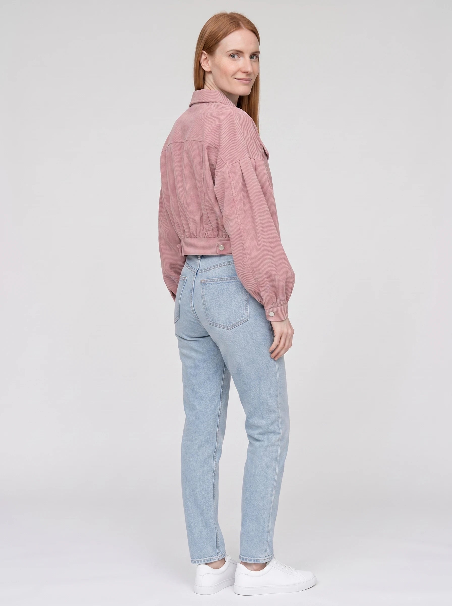 Veste courte en velours côtelé vieux rose Yvette, vue de trois quarts en studio
