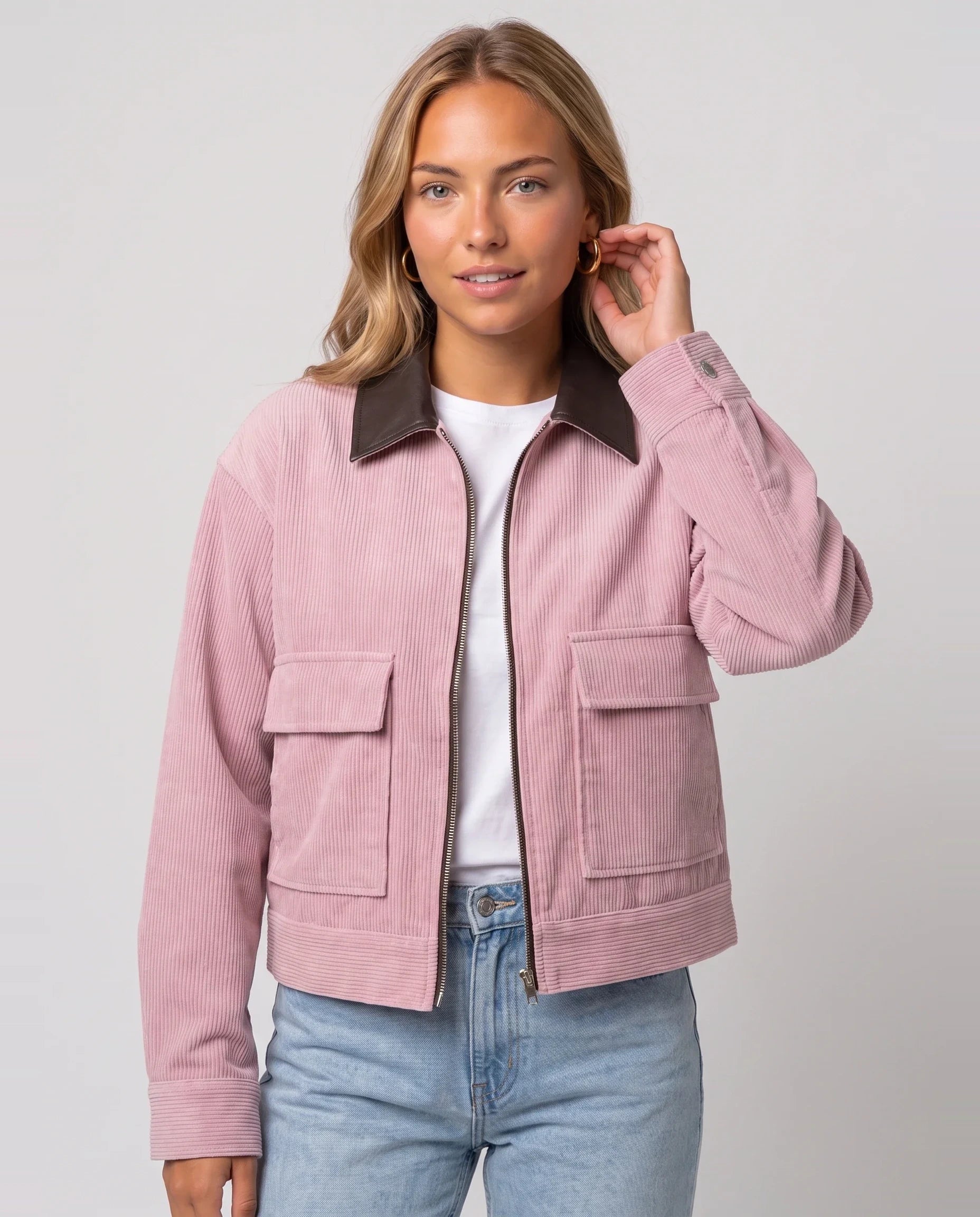 Veste courte zippée en velours côtelé rose poudré Célie, plan rapproché en studio