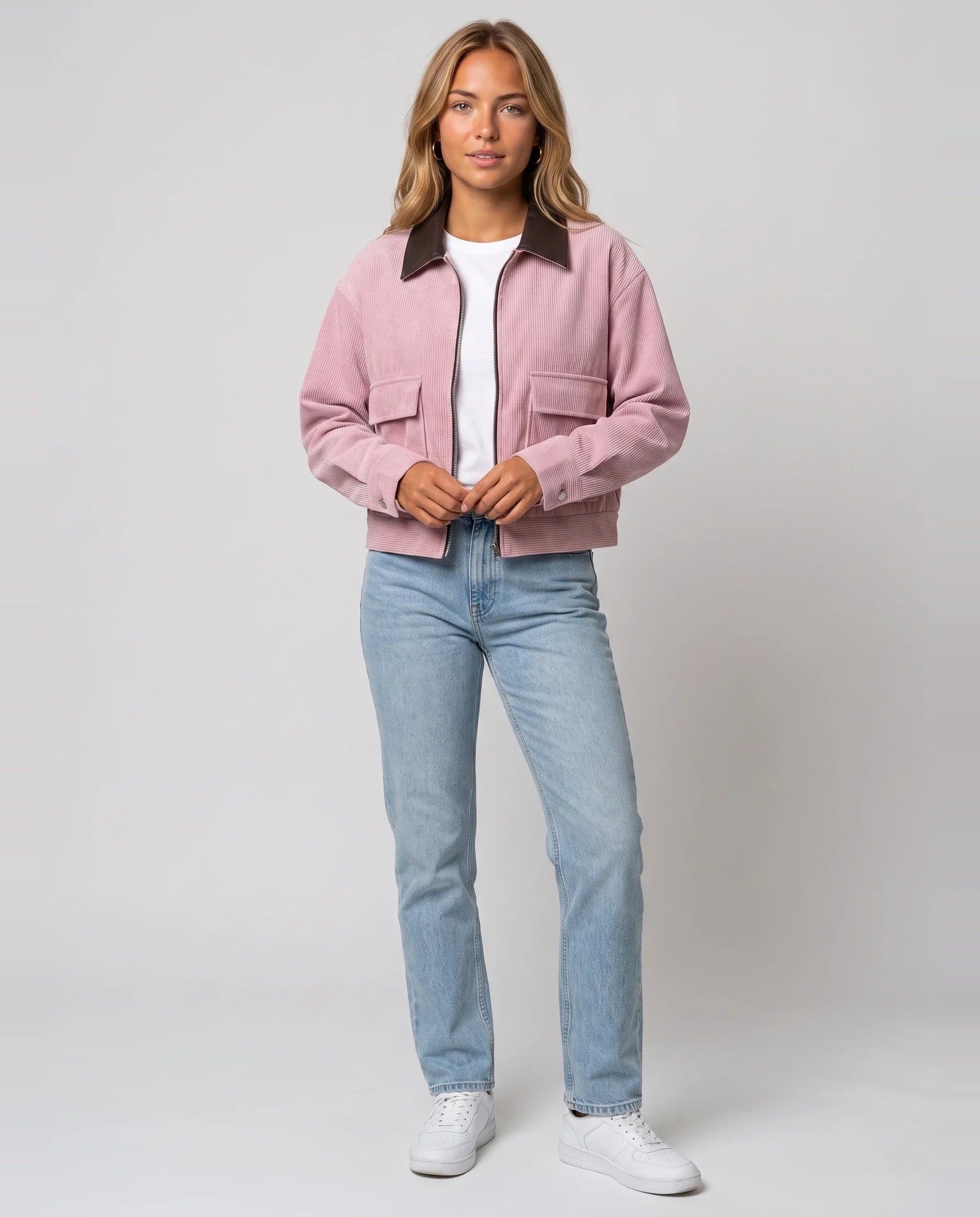 Veste courte zippée en velours côtelé rose poudré Célie, vue de face en studio