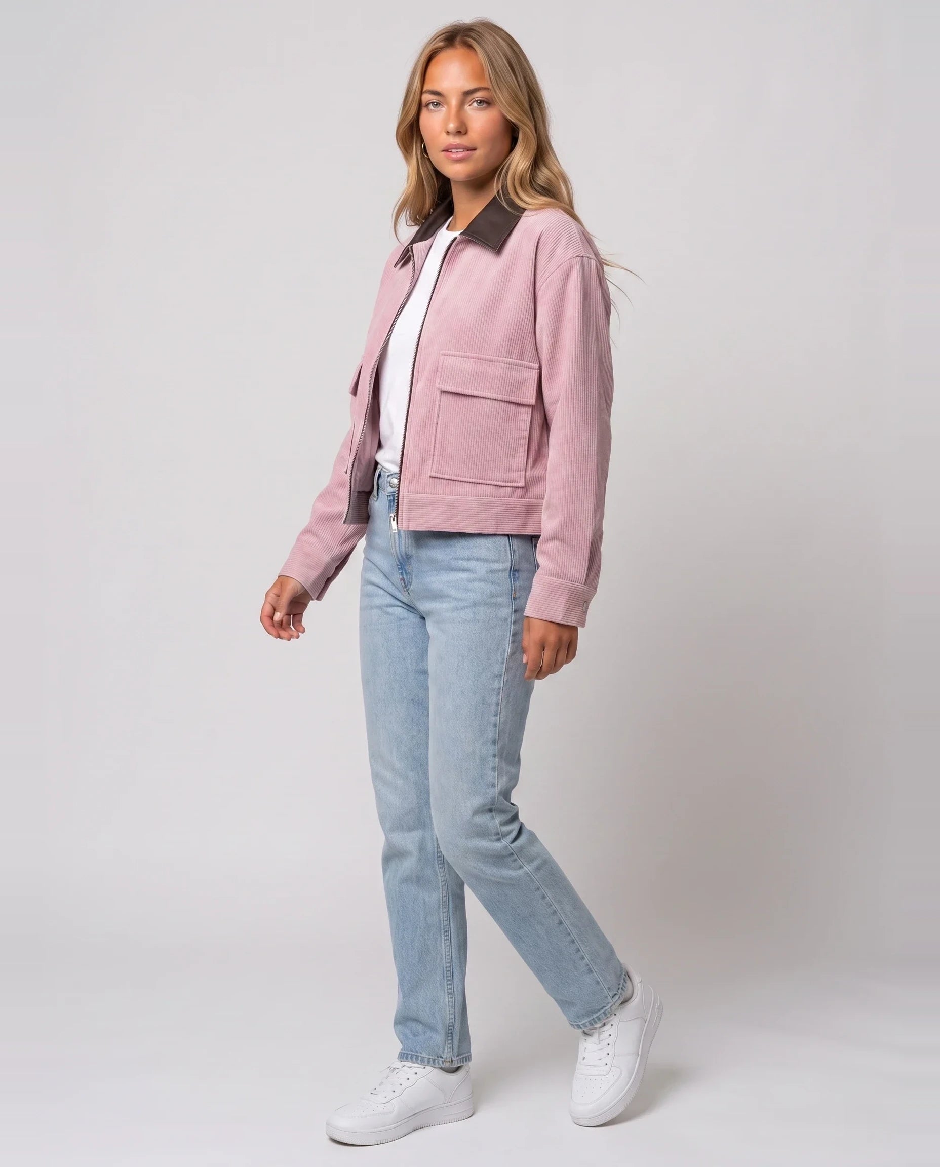 Veste courte zippée en velours côtelé rose poudré Célie, vue de trois quarts en studio