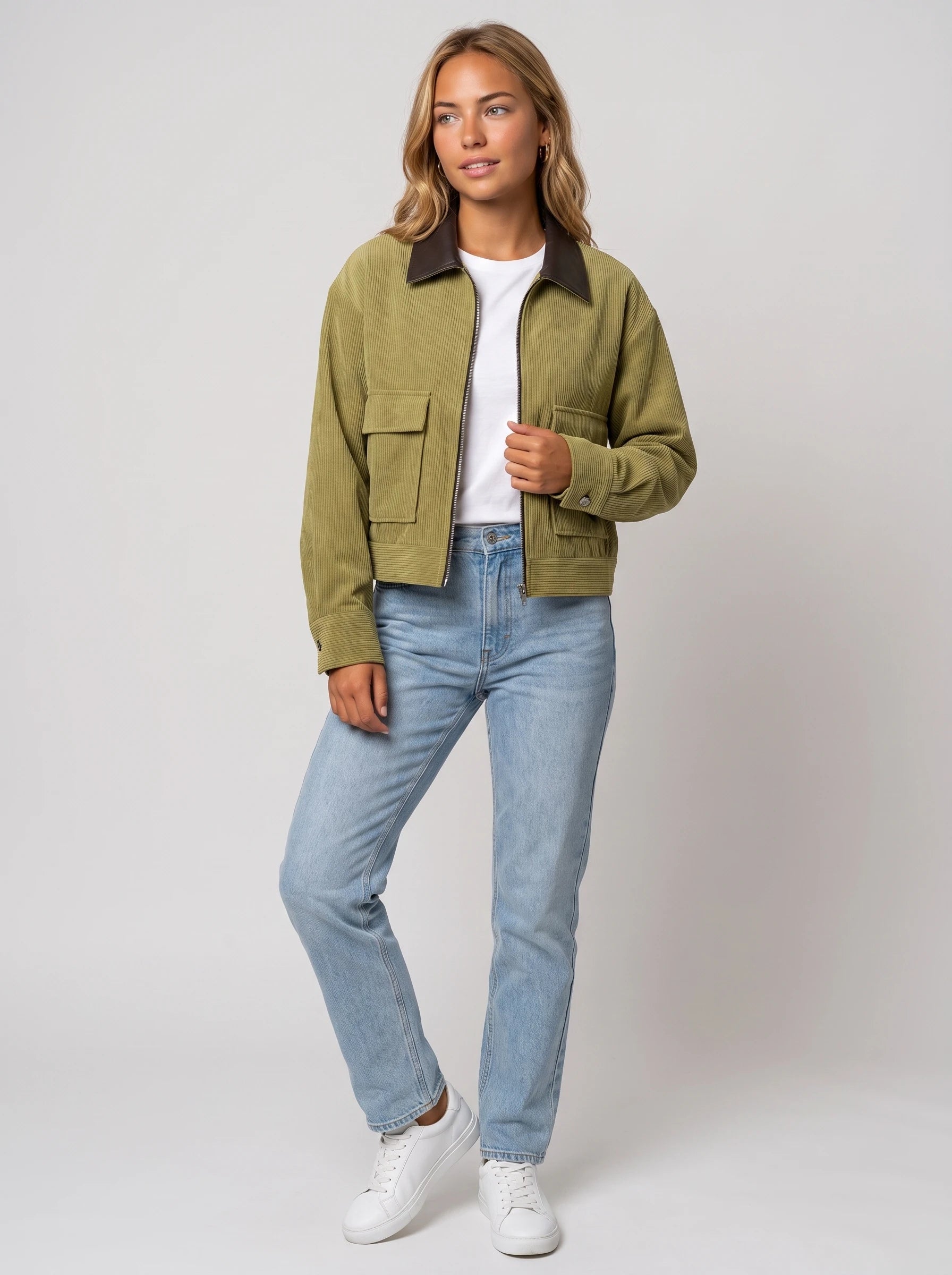 Veste courte zippée en velours côtelé vert olive Célie, vue de face en studio
