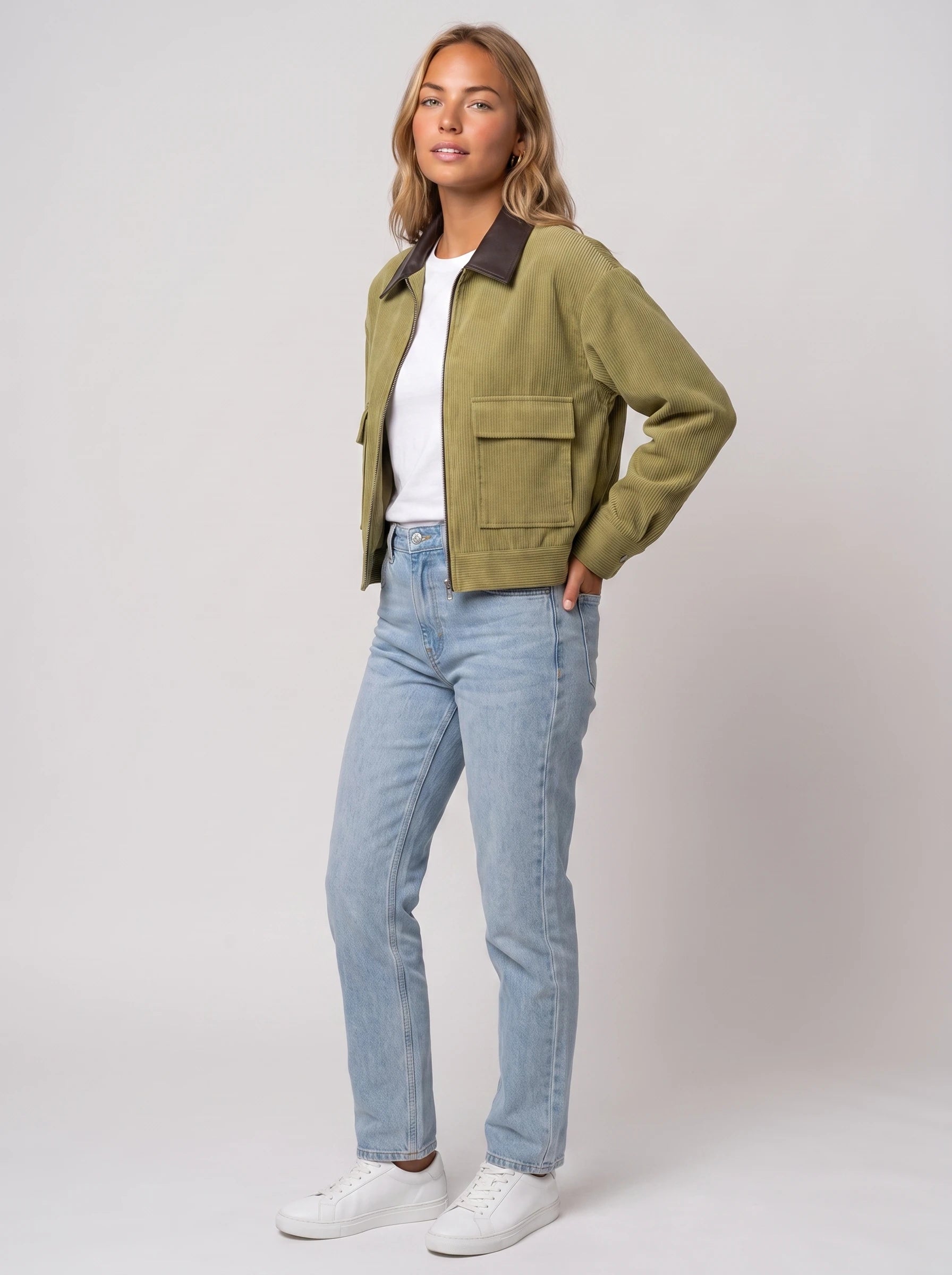 Veste courte zippée en velours côtelé vert olive Célie, vue de trois quarts en studio