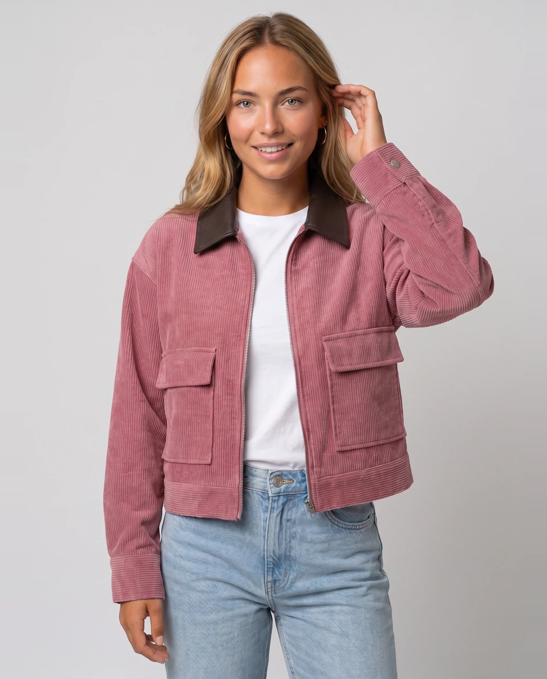 Veste courte zippée en velours côtelé vieux rose Célie, plan rapproché en studio