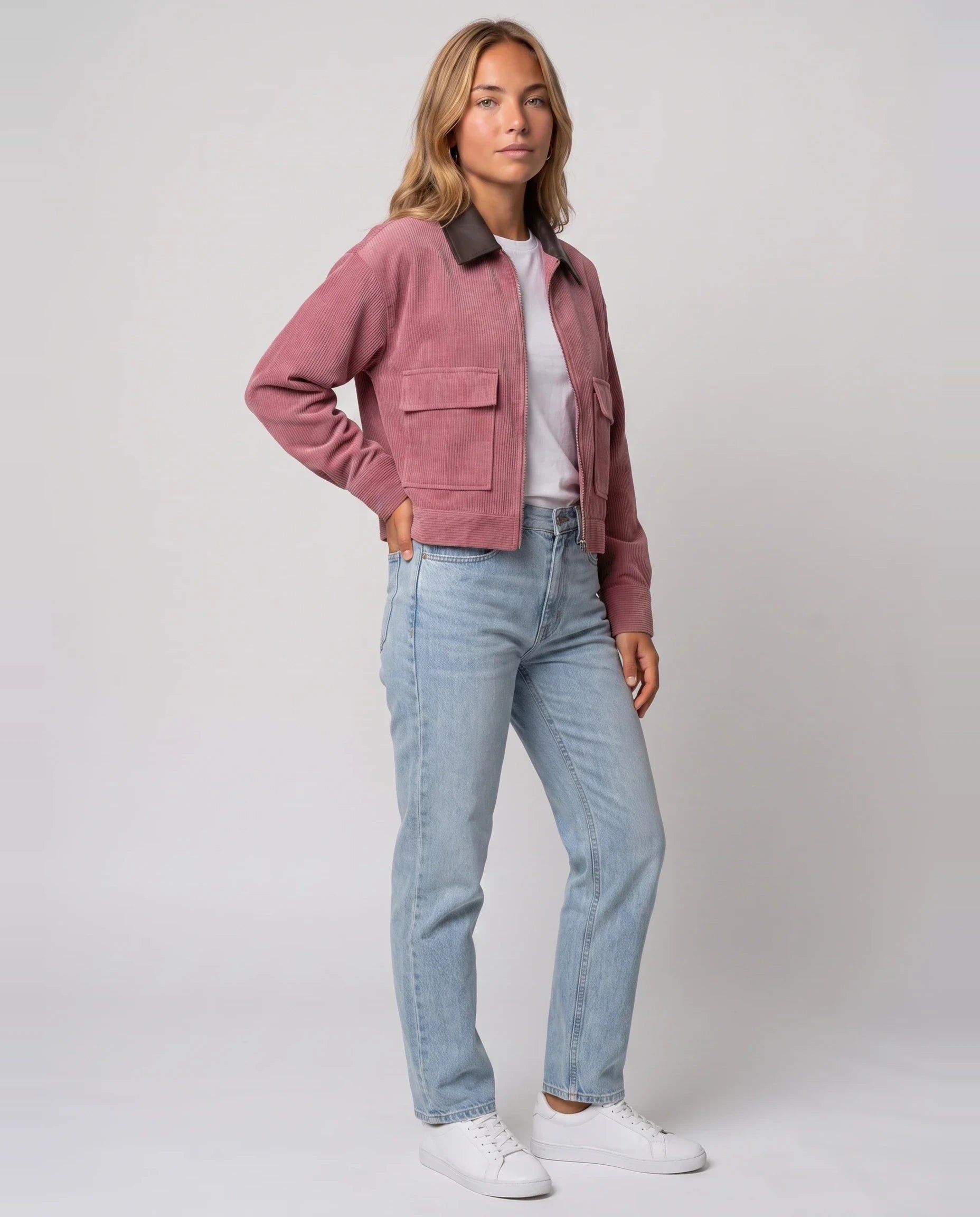 Veste courte zippée en velours côtelé vieux rose Célie, vue de trois quarts en studio