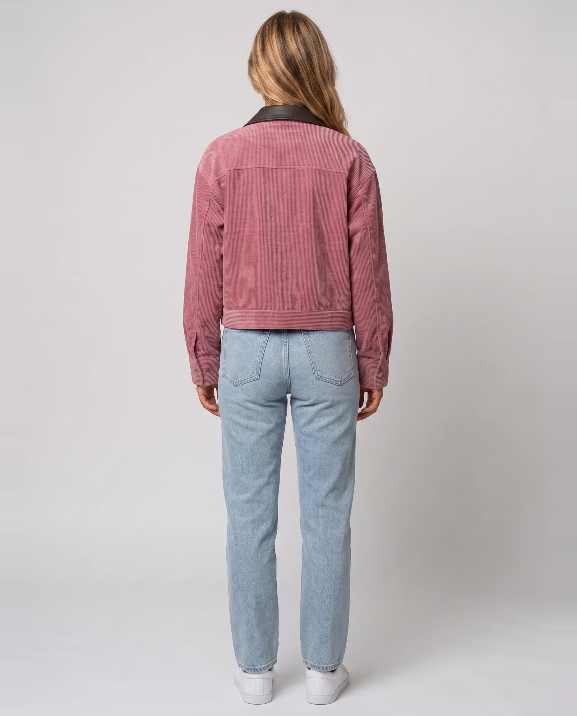 Veste courte zippée en velours côtelé vieux rose Célie, vue de dos en studio