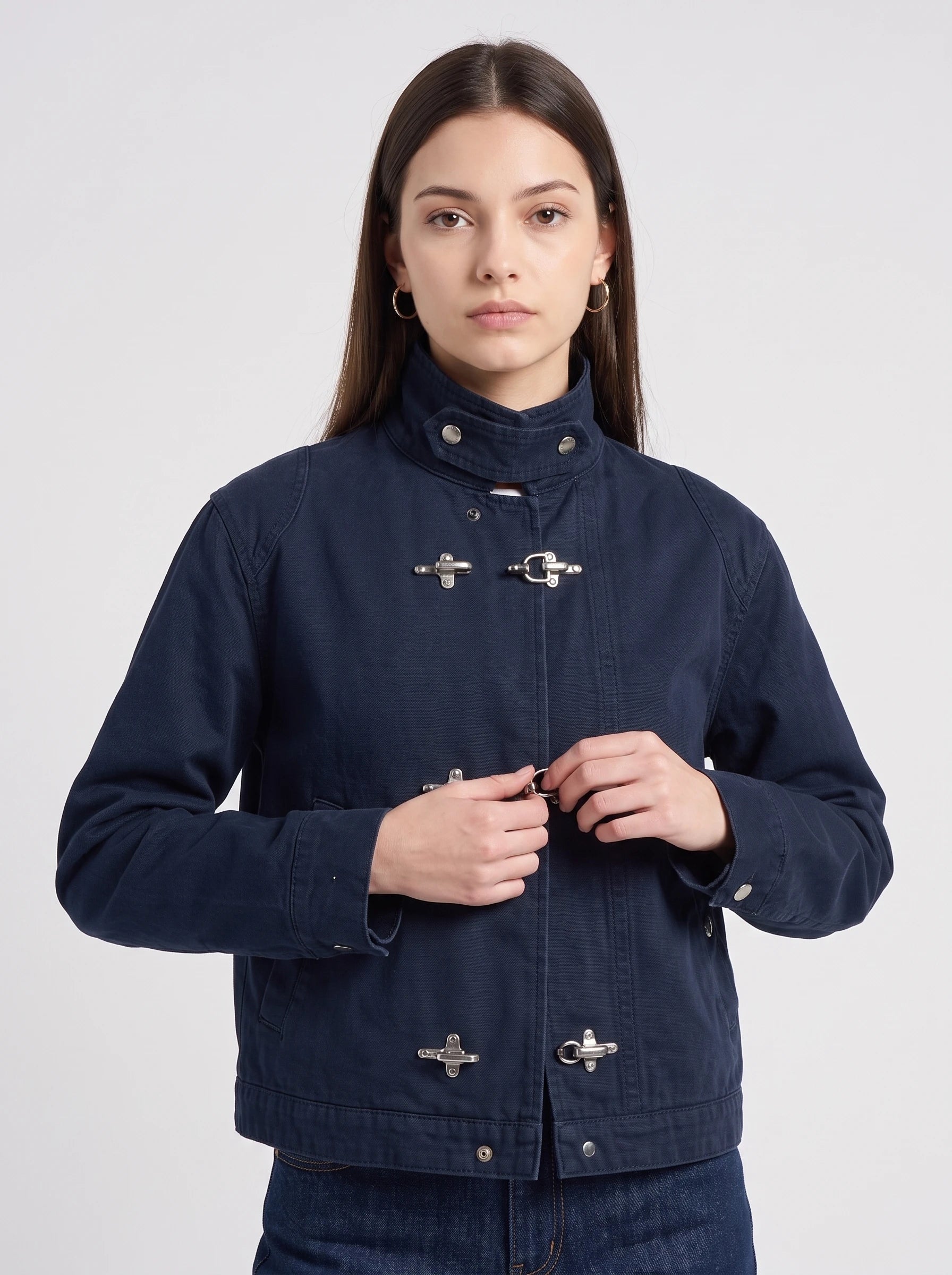 Veste worker à fermoirs bleu marine Romaine, plan rapproché en studio