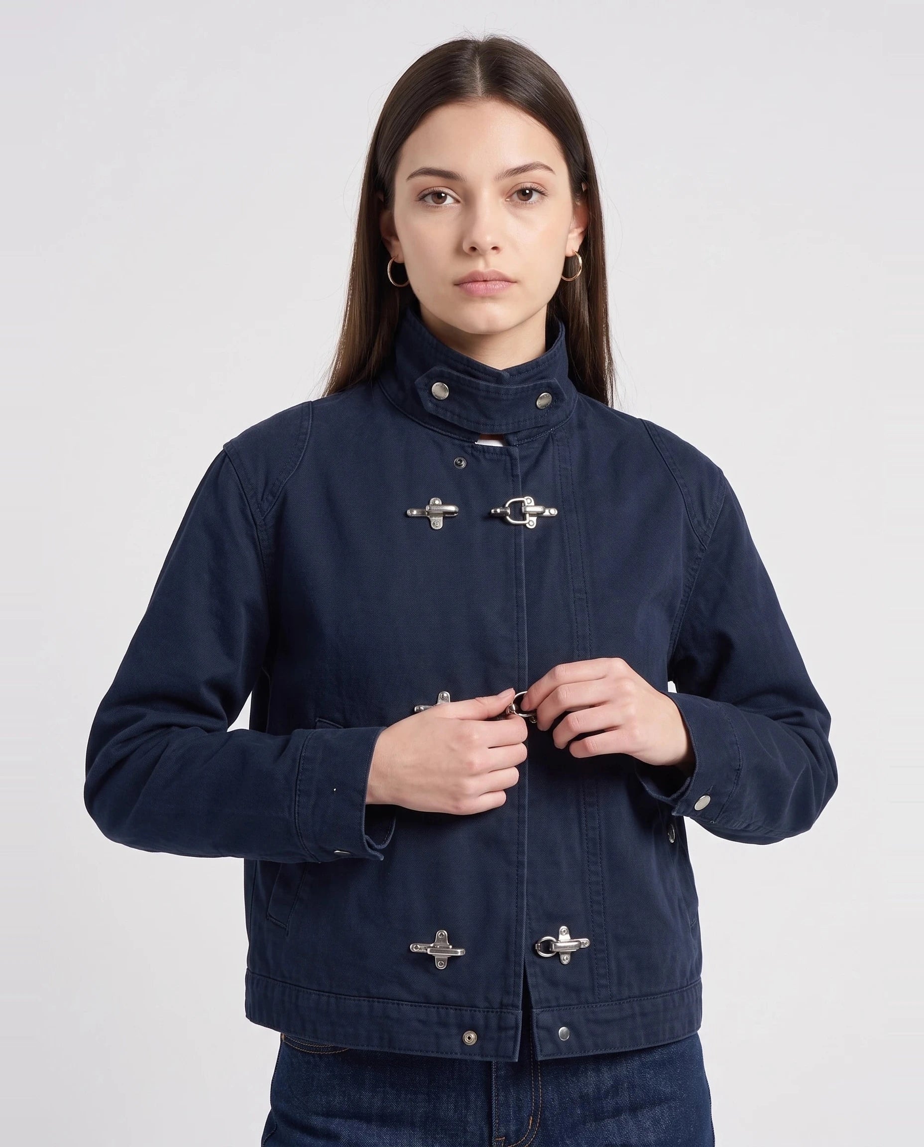 Veste worker à fermoirs bleu marine Romaine, plan rapproché en studio