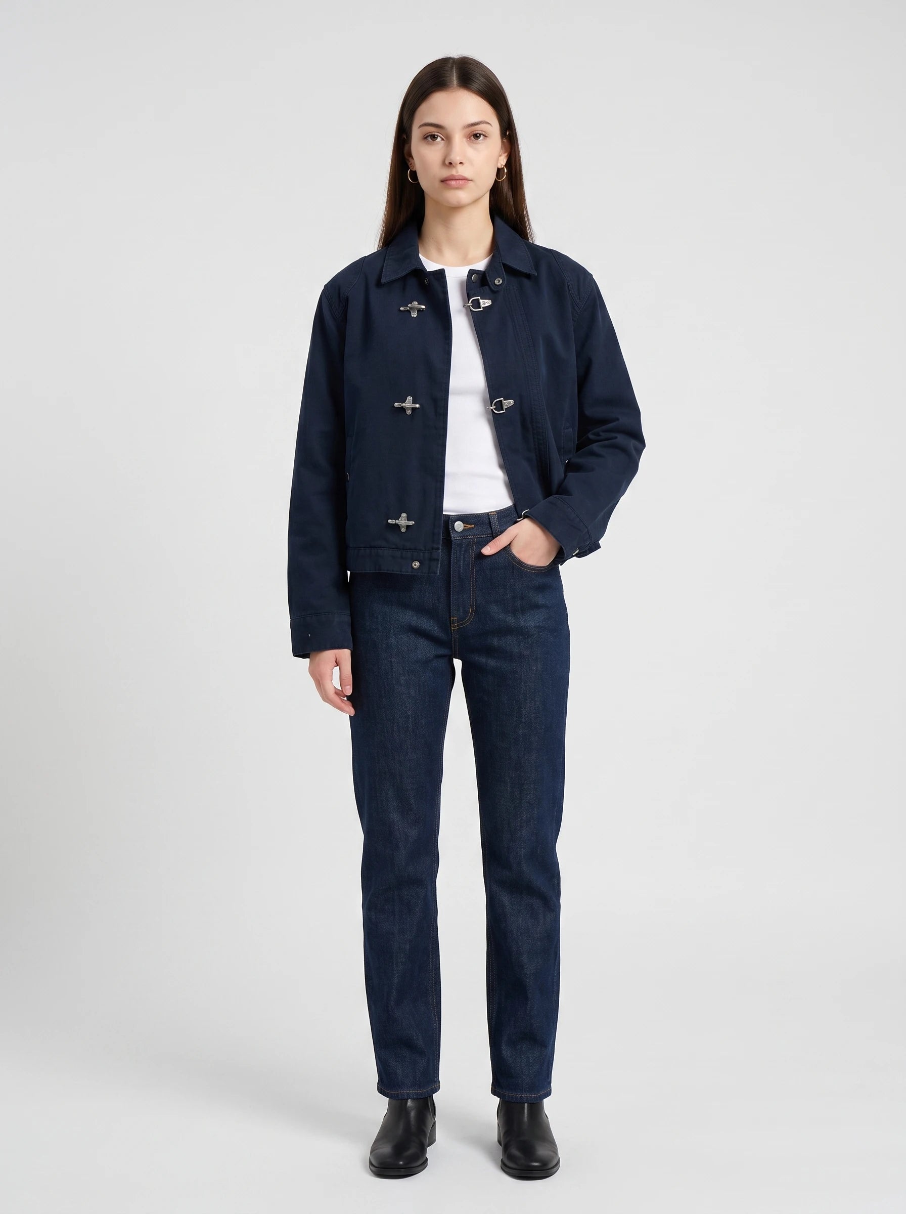 Veste worker à fermoirs et col montant bleu marine Romaine, vue de face en studio