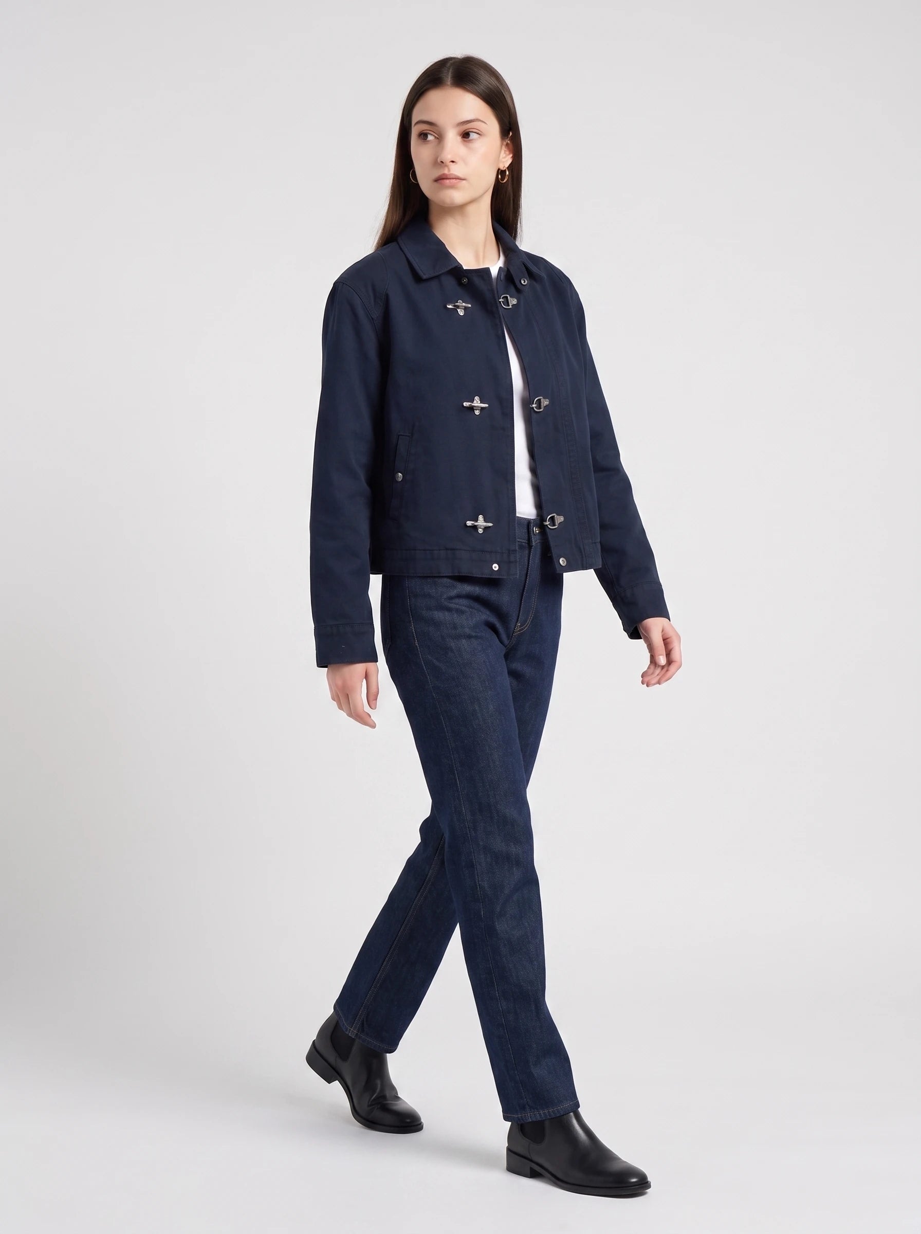 Veste worker à fermoirs bleu marine Romaine, vue de trois quarts en studio