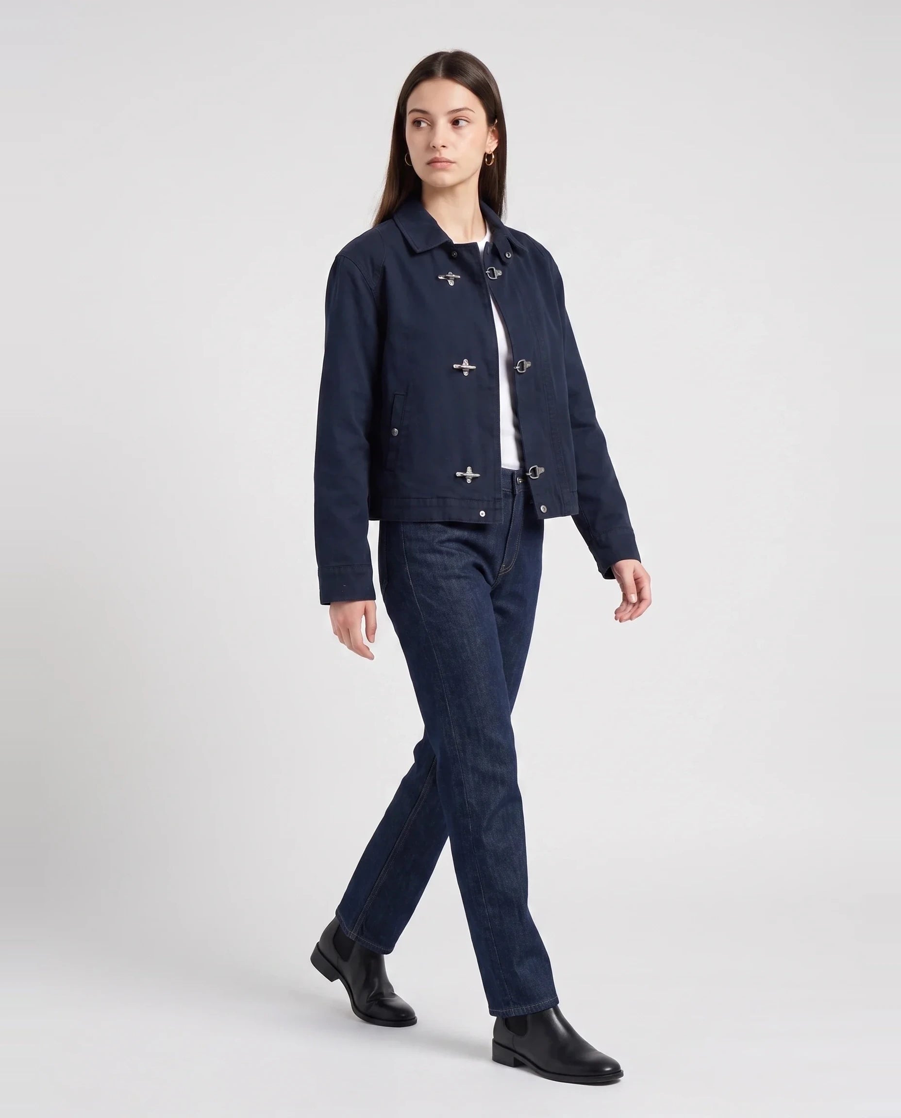 Veste worker à fermoirs bleu marine Romaine, vue de trois quarts en studio