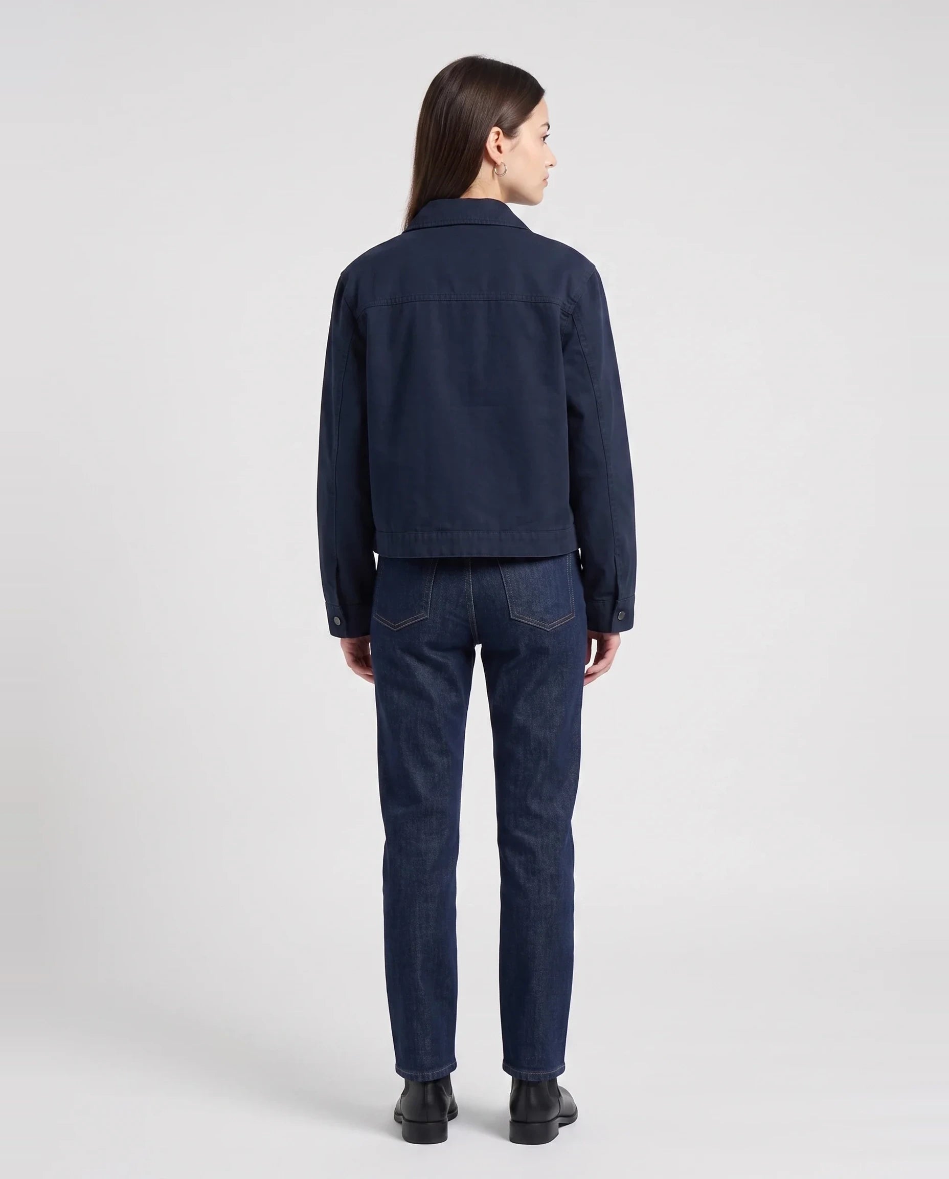Veste worker à fermoirs bleu marine Romaine, vue de dos en studio