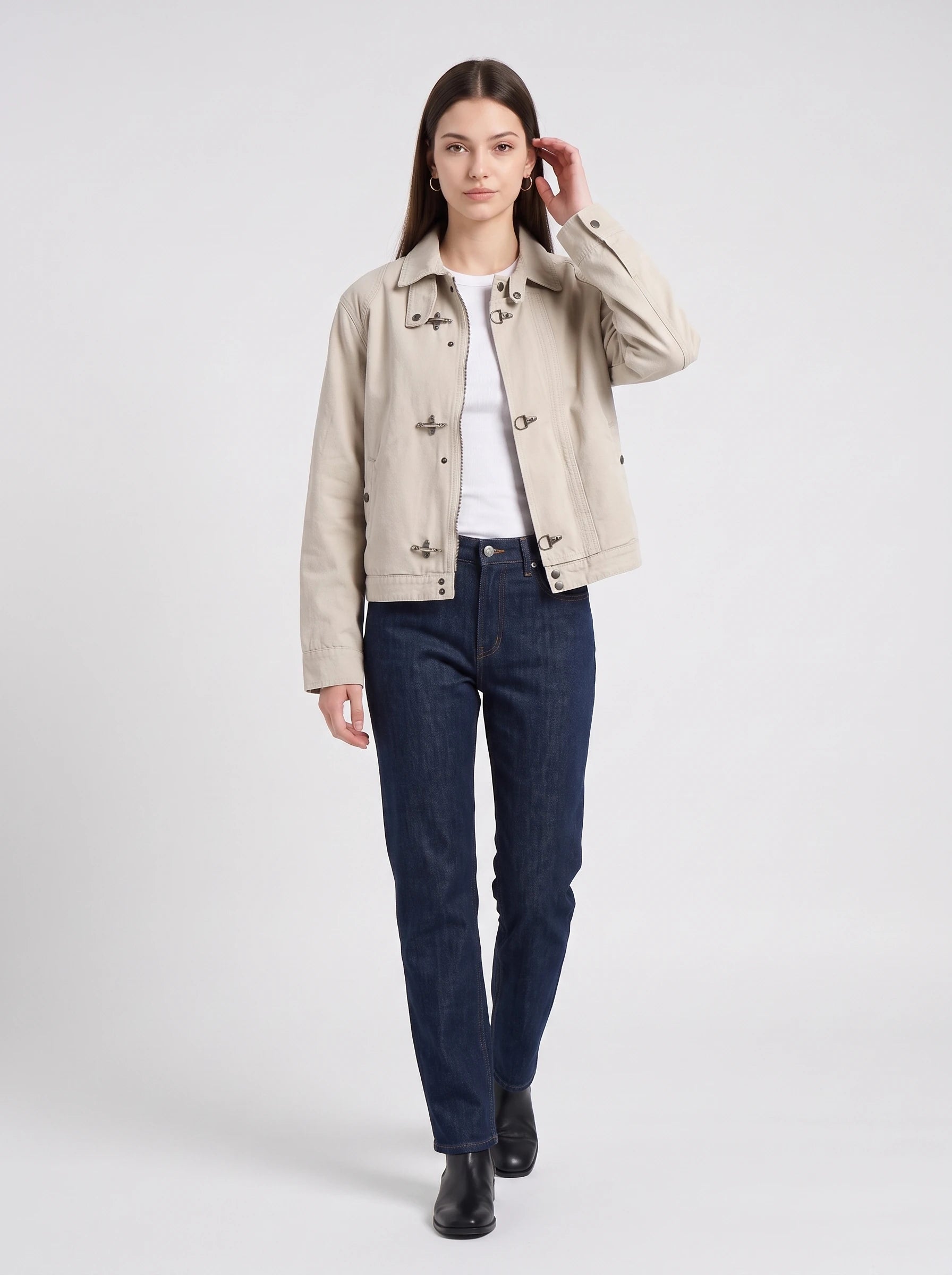 Veste worker à fermoirs et col montant écru Romaine, vue de face en studio