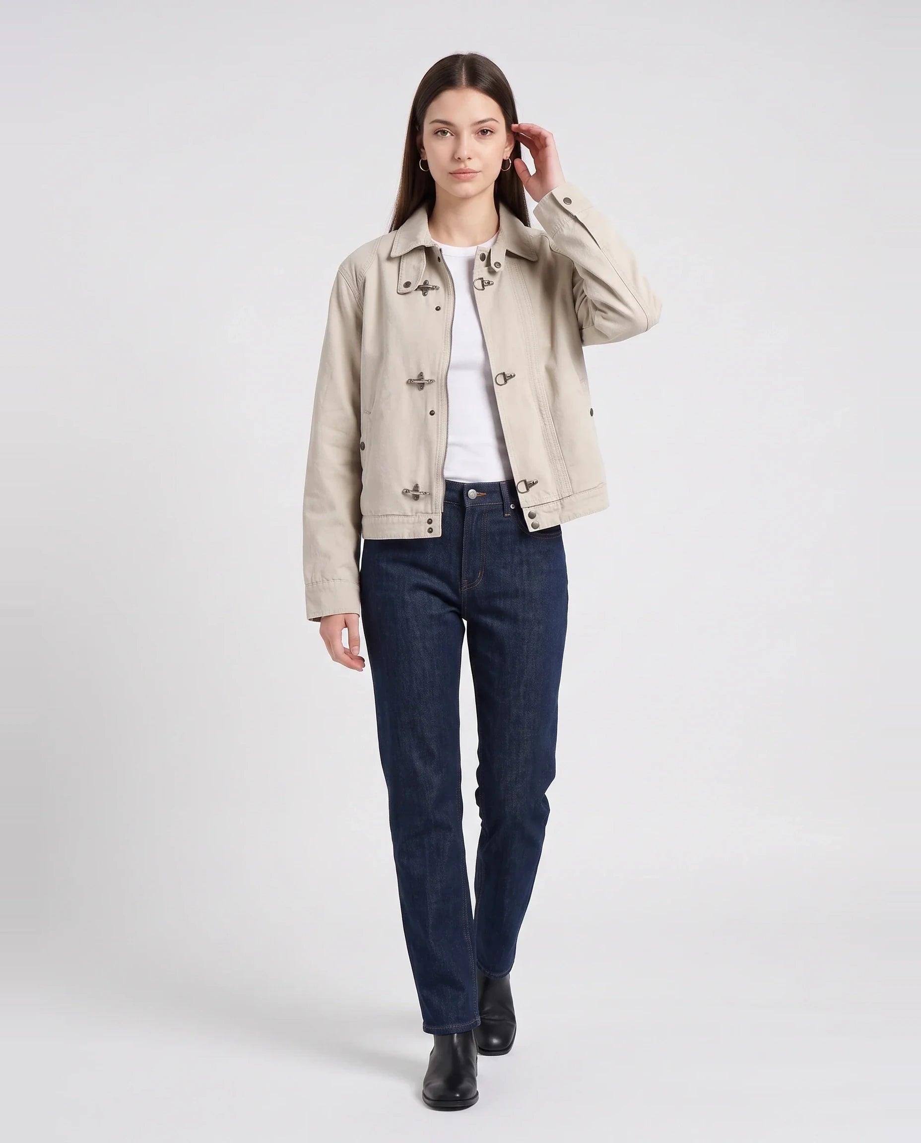 Veste worker à fermoirs et col montant écru Romaine, vue de face en studio