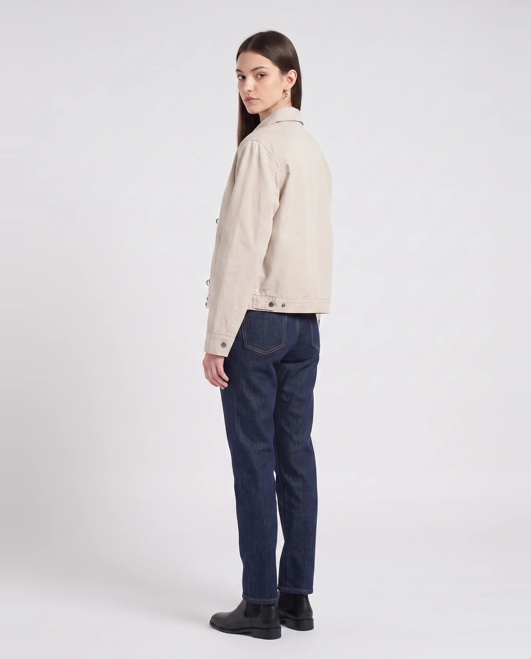 Veste worker à fermoirs écru Romaine, vue de trois quarts en studio