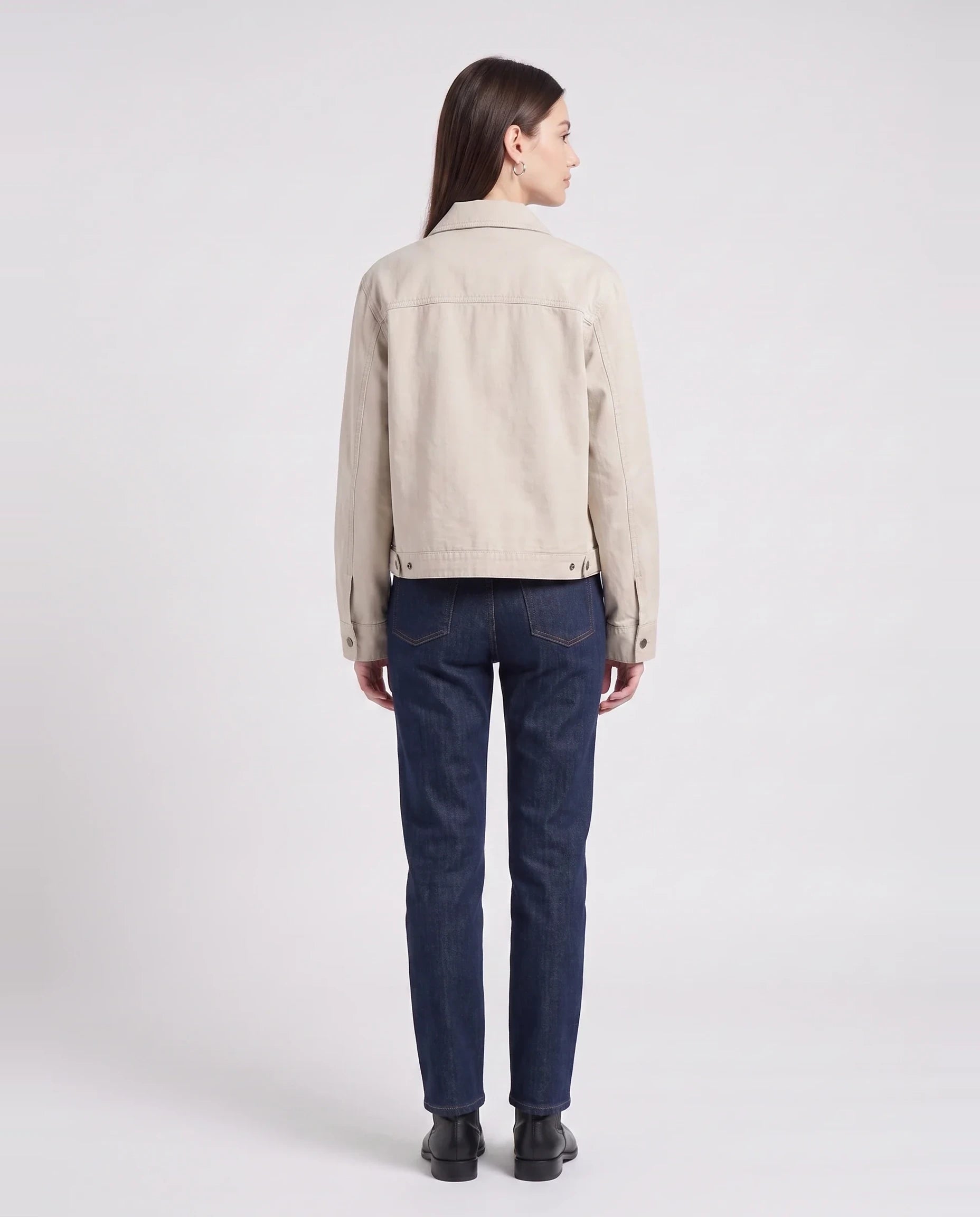 Veste worker à fermoirs écru Romaine, vue de dos en studio