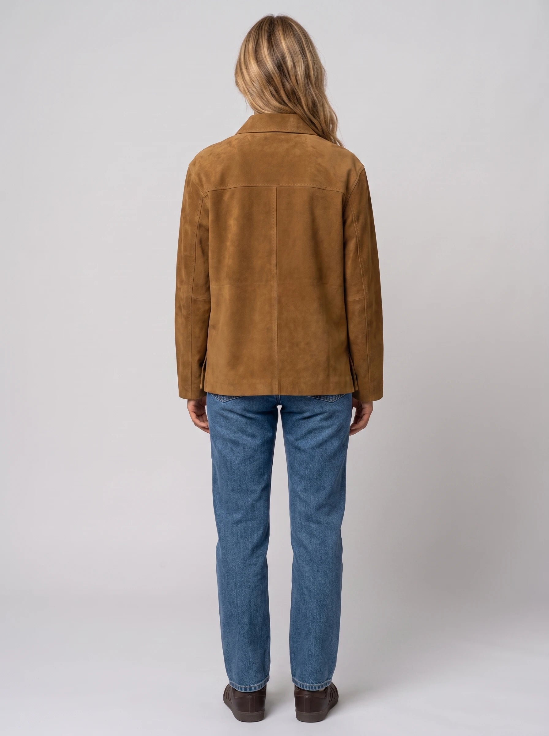 Veste workwear en suédine tabac Ségolène, vue de dos en studio