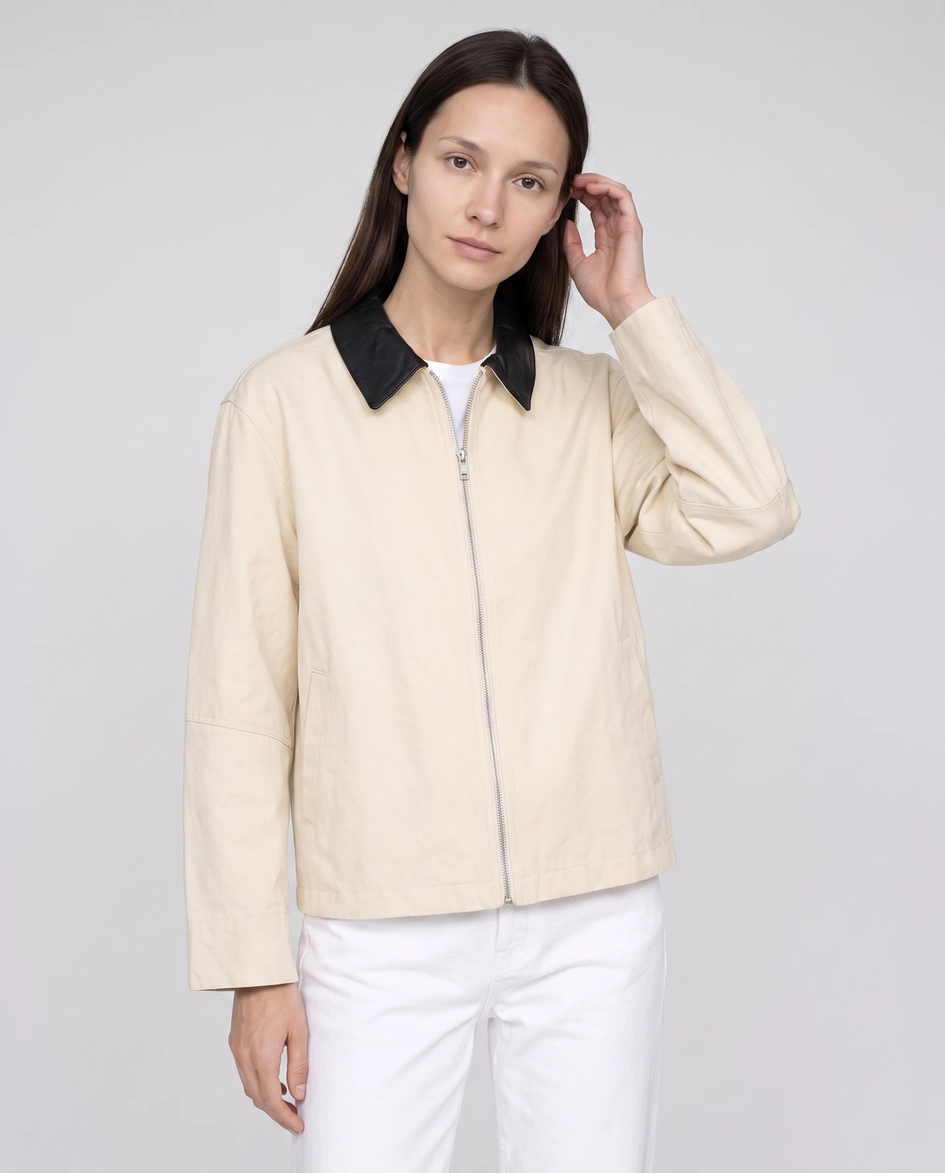 Veste zippée à col contrasté écru Astrid, plan rapproché buste en studio