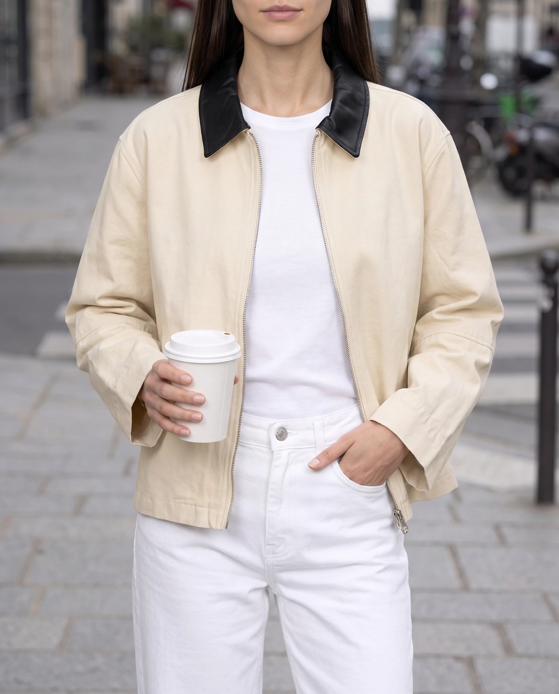 Veste zippée à col contrasté écru Astrid, détail du col simili noir et du zip