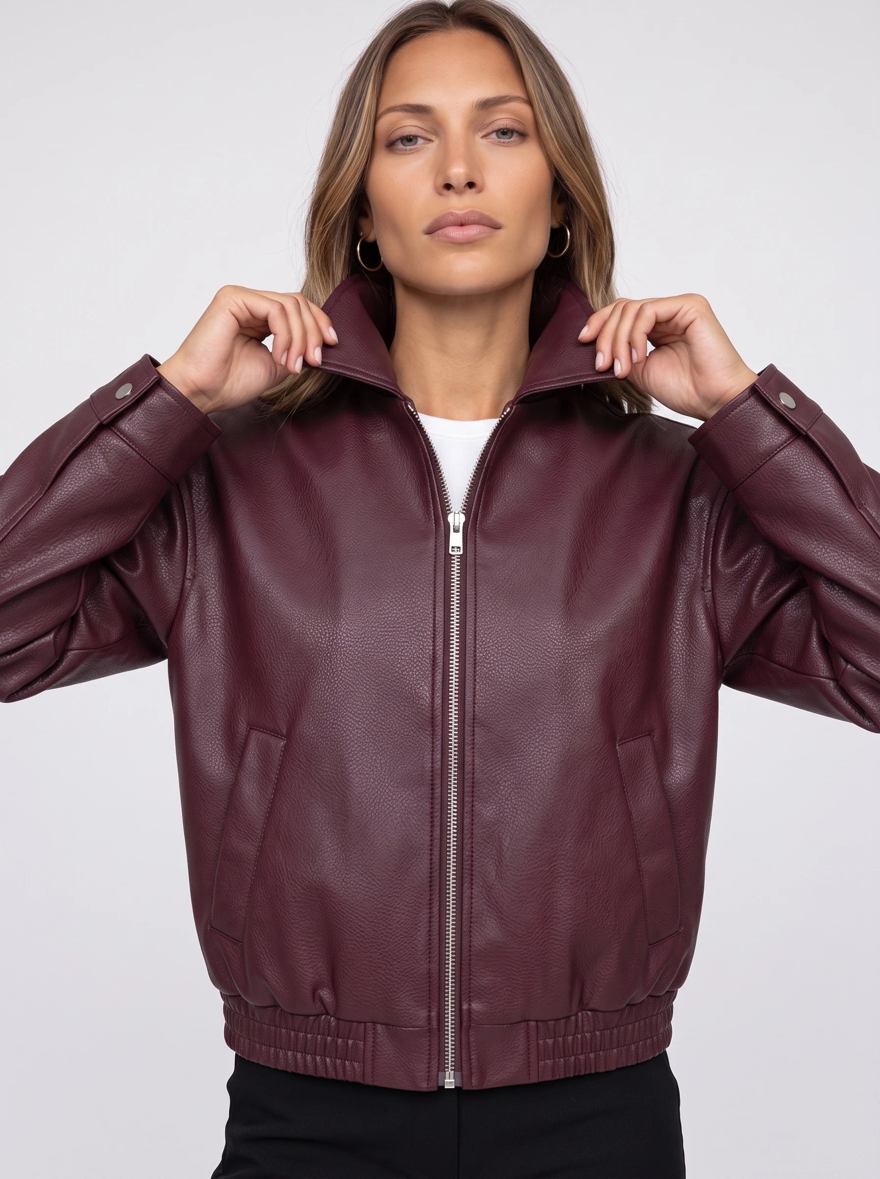 Veste zippée effet cuir bordeaux Louane, plan rapproché en studio