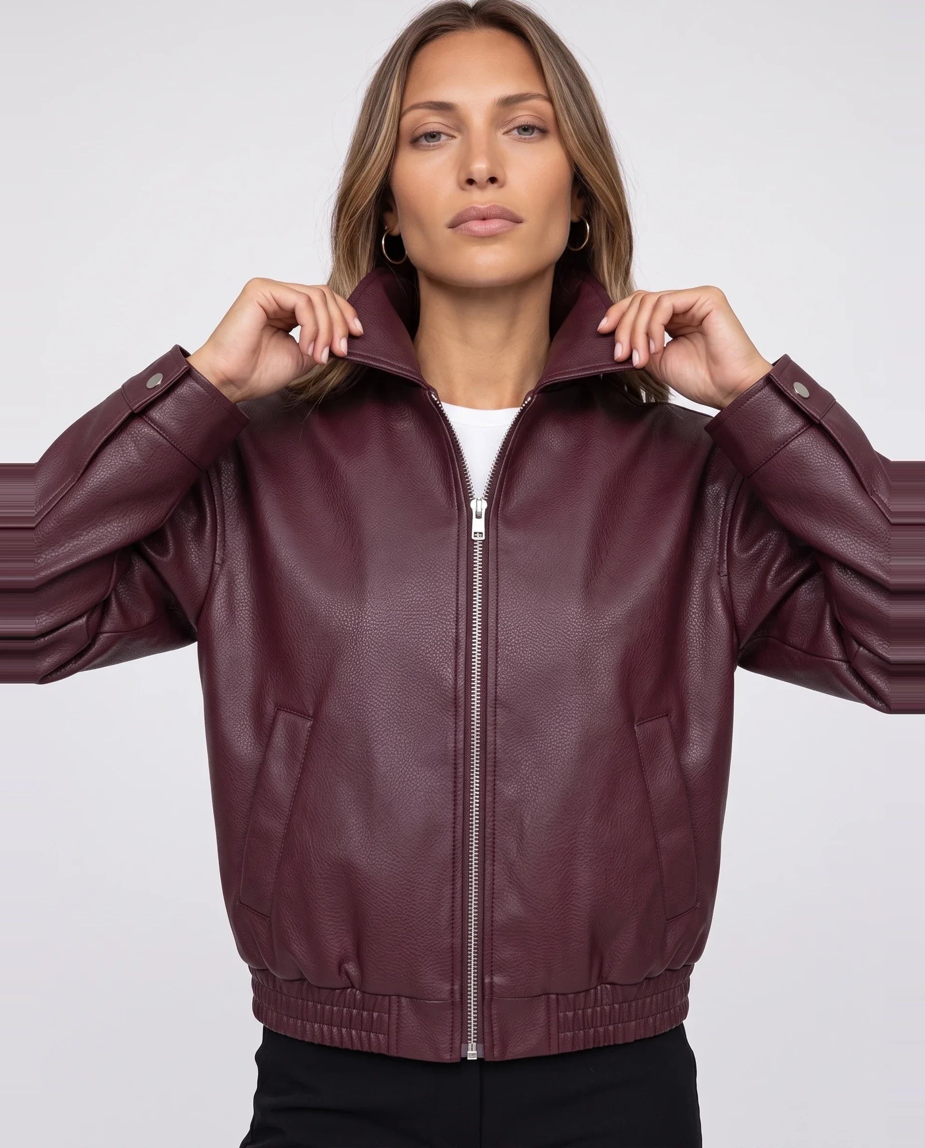 Veste zippée effet cuir bordeaux Louane, plan rapproché en studio