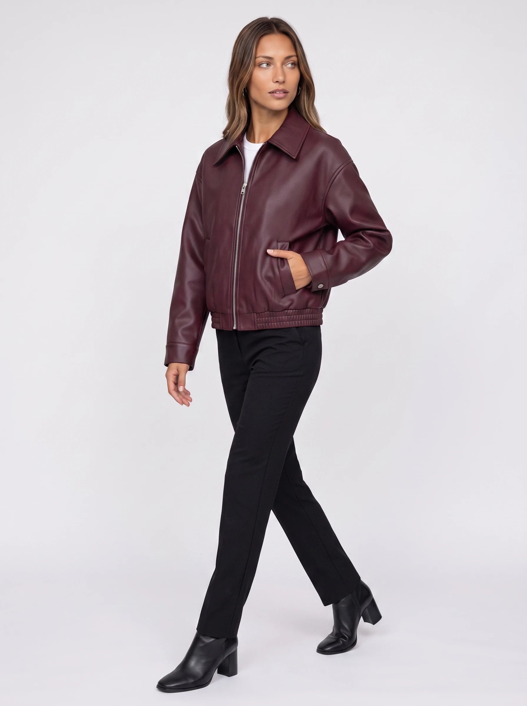 Veste effet cuir bordeaux Louane zippée, vue de trois quarts en studio