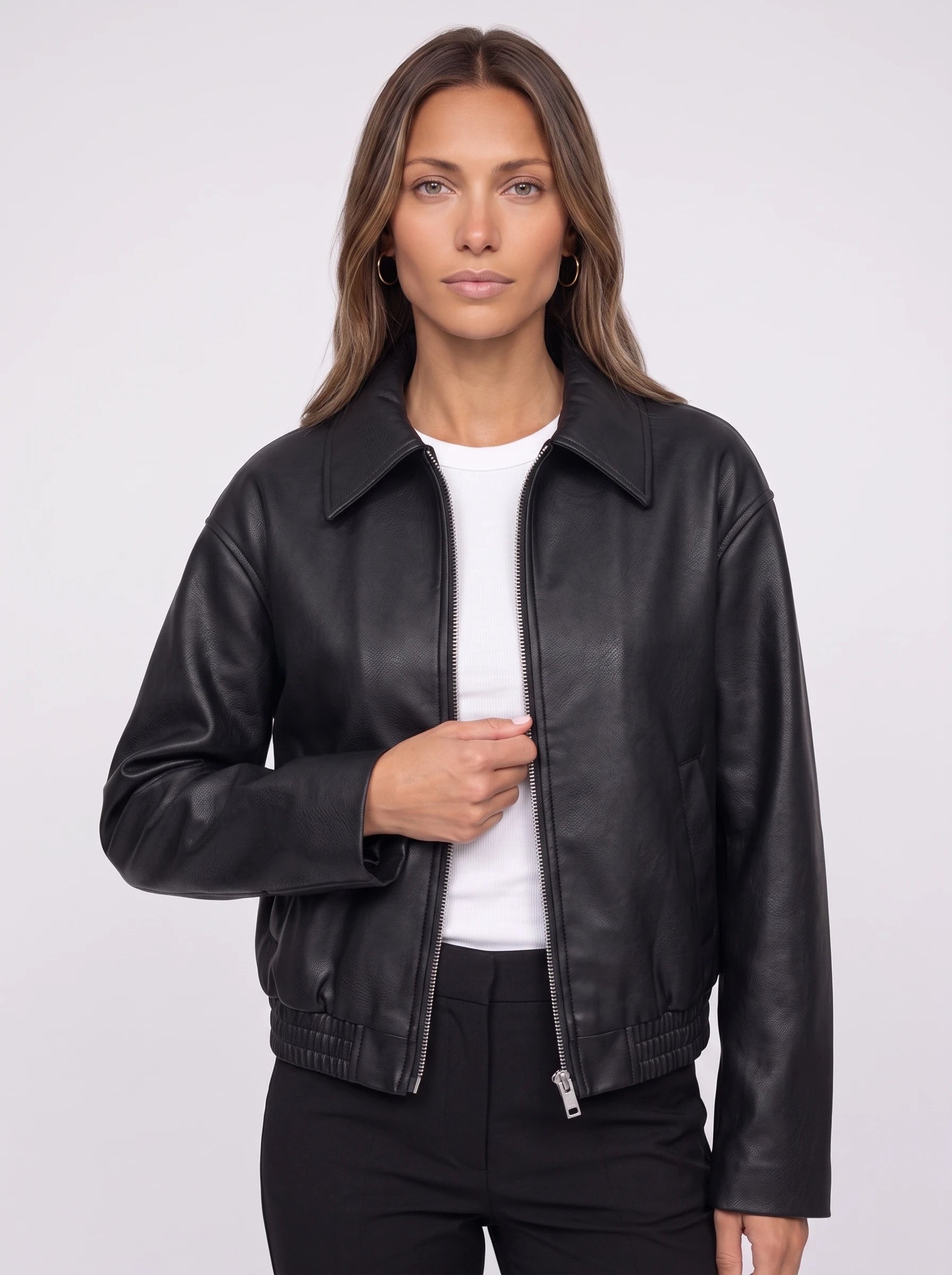 Veste zippée effet cuir noir Louane, plan rapproché en studio