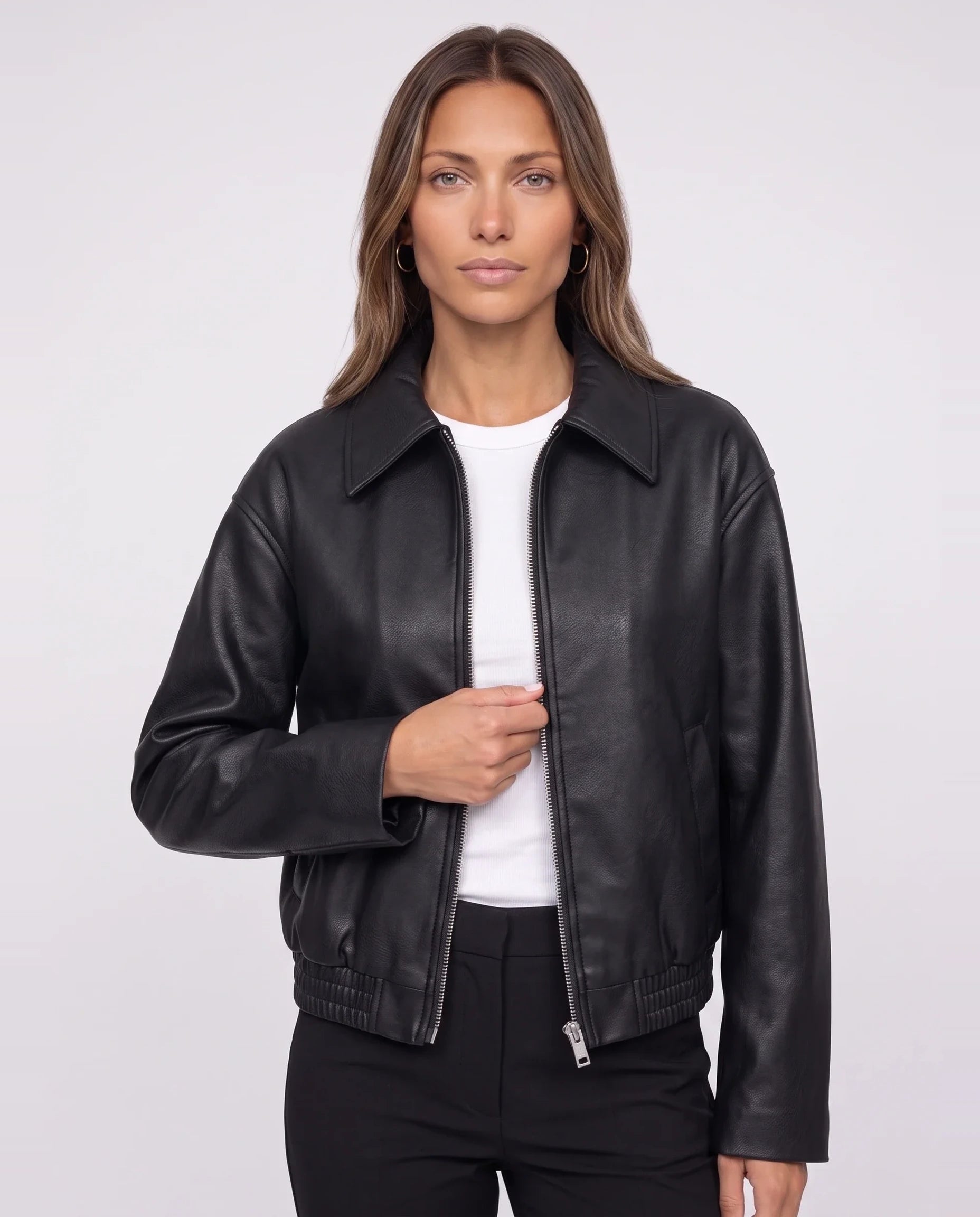 Veste zippée effet cuir noir Louane, plan rapproché en studio