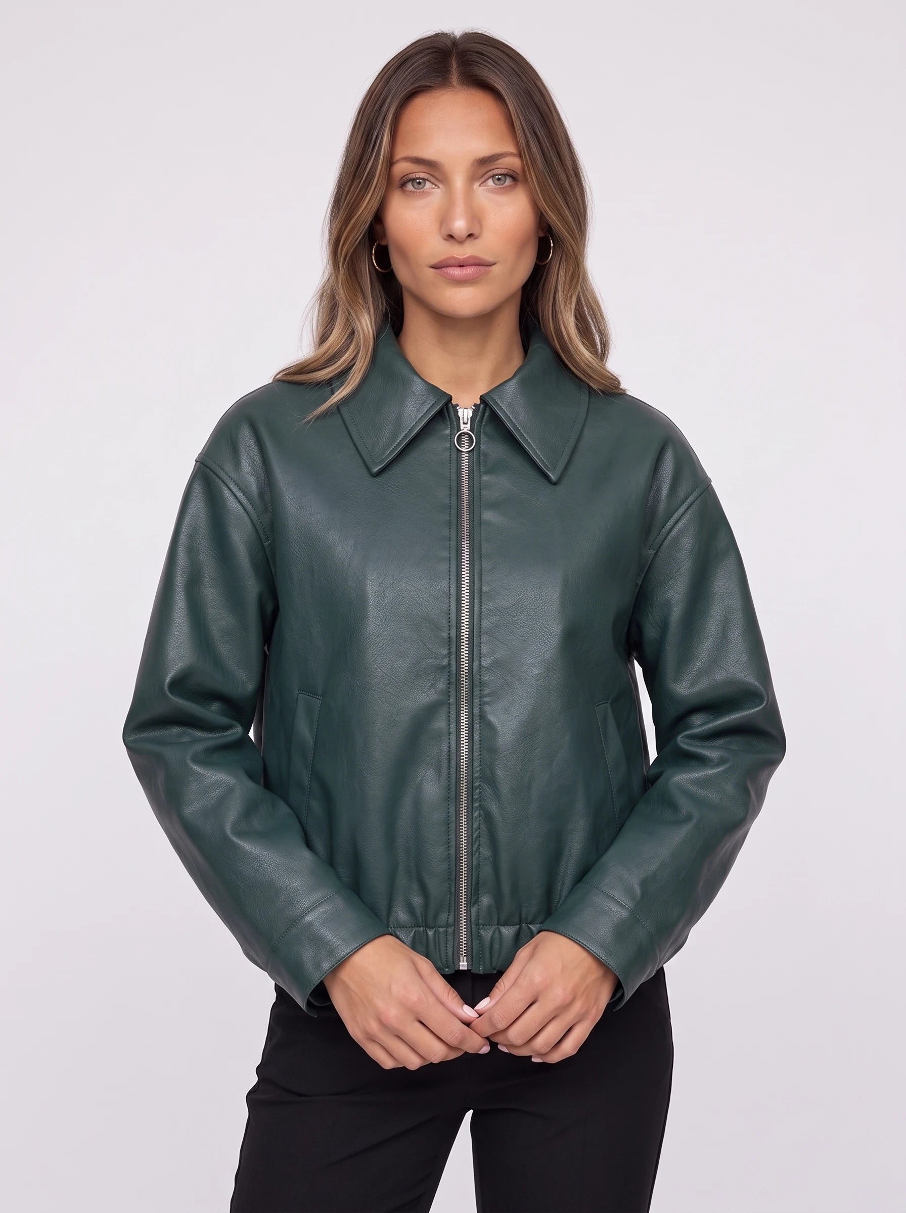 Veste zippée effet cuir vert bouteille Louane, plan rapproché en studio