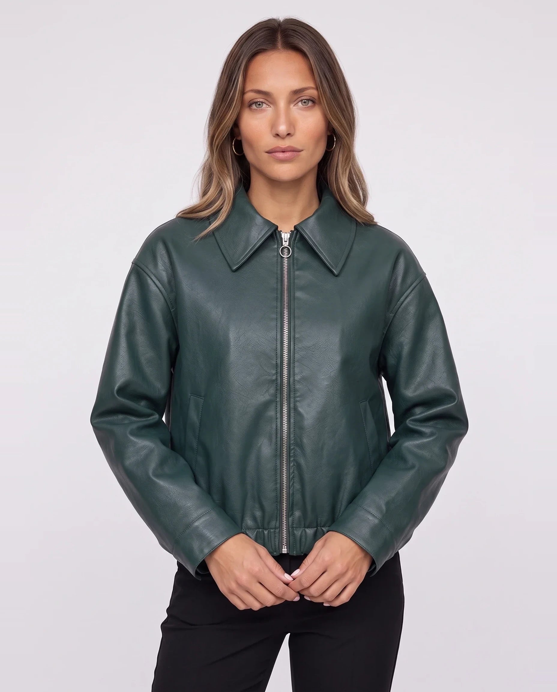 Veste zippée effet cuir vert bouteille Louane, plan rapproché en studio