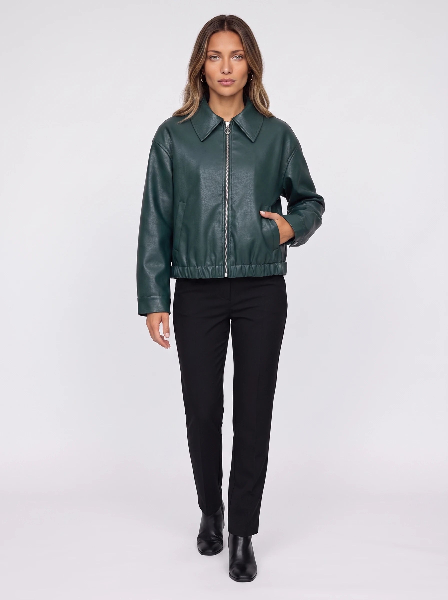 Veste zippée effet cuir vert bouteille Louane, vue de face en studio
