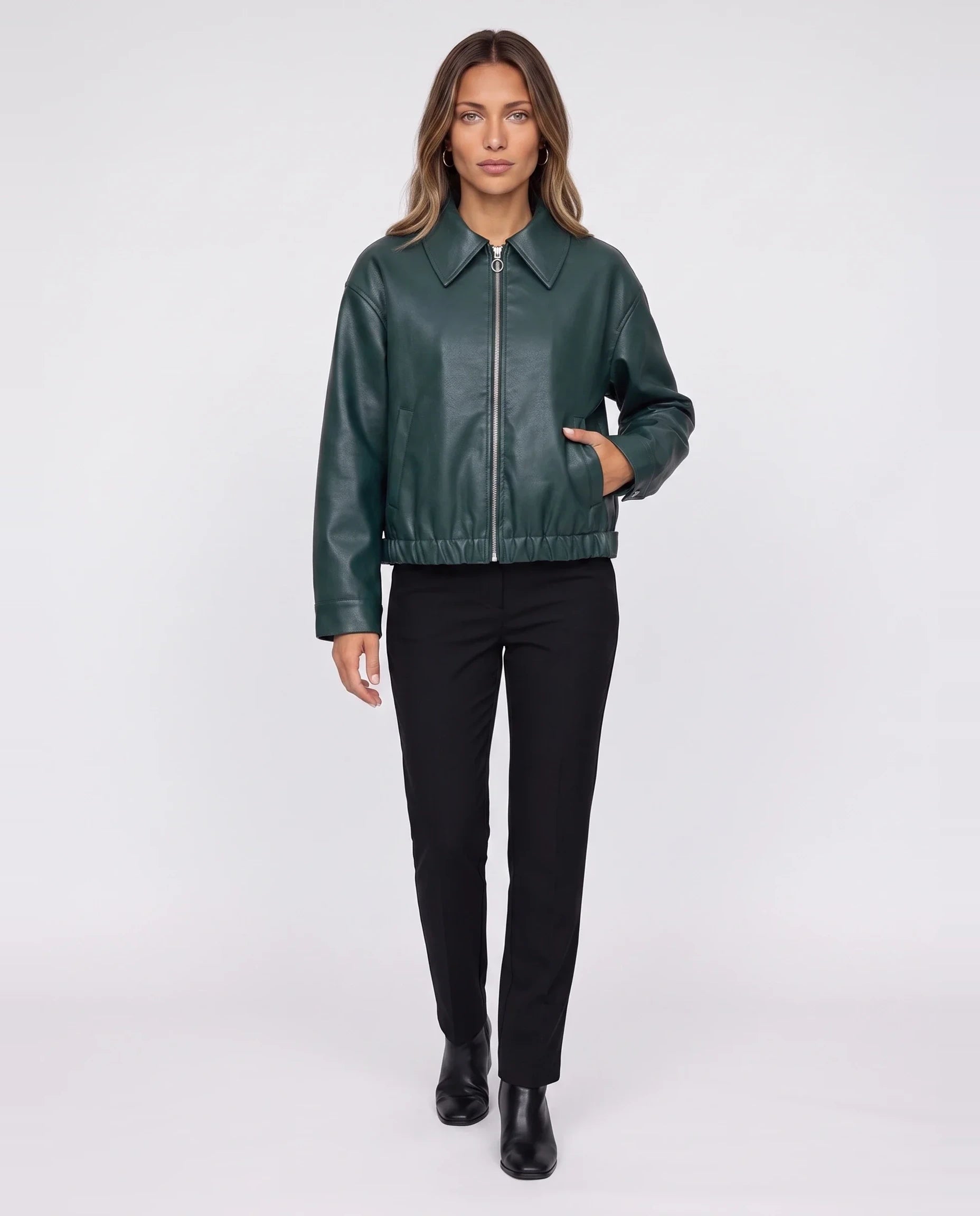 Veste zippée effet cuir vert bouteille Louane, vue de face en studio
